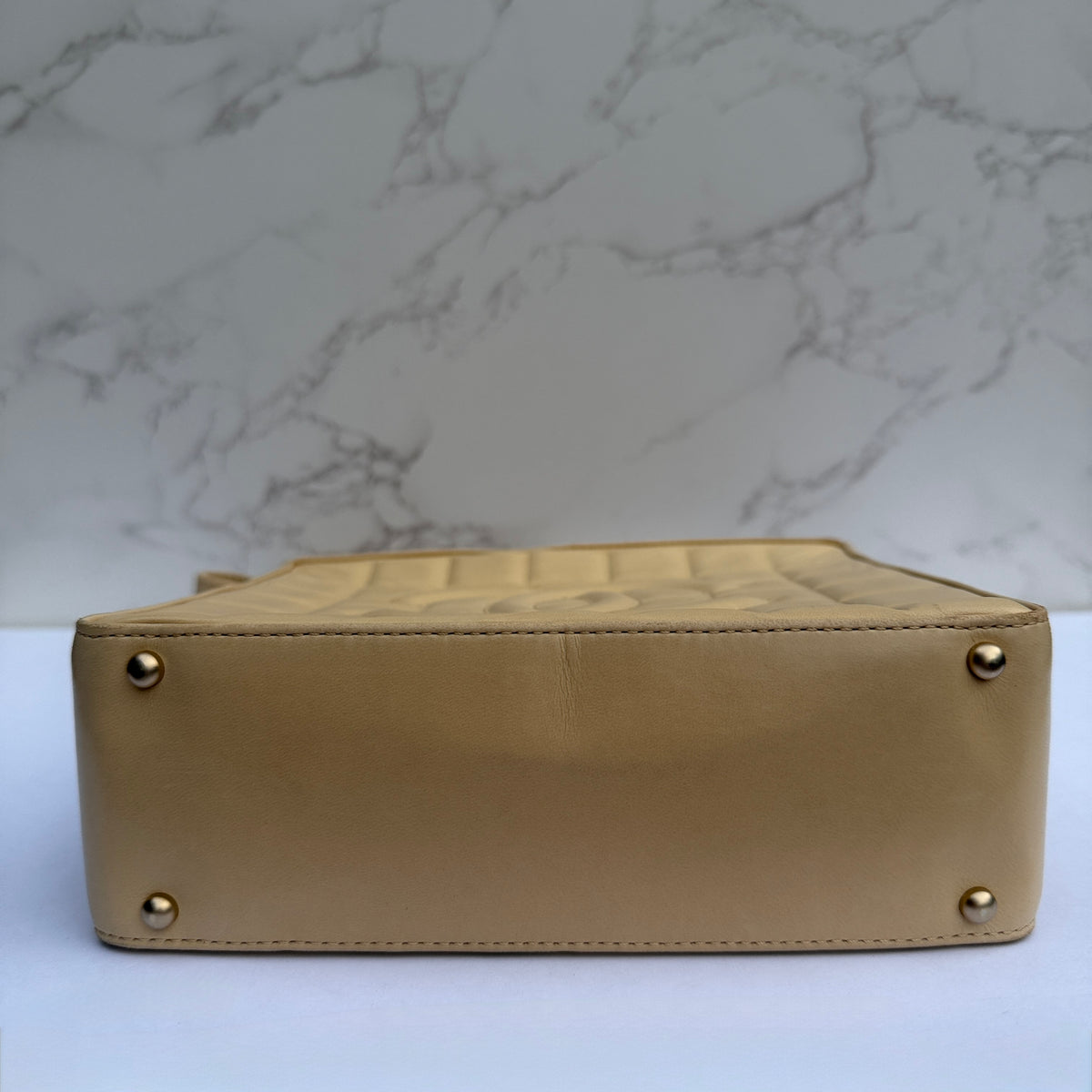Onderkant Chanel chocolate bar schoudertas 