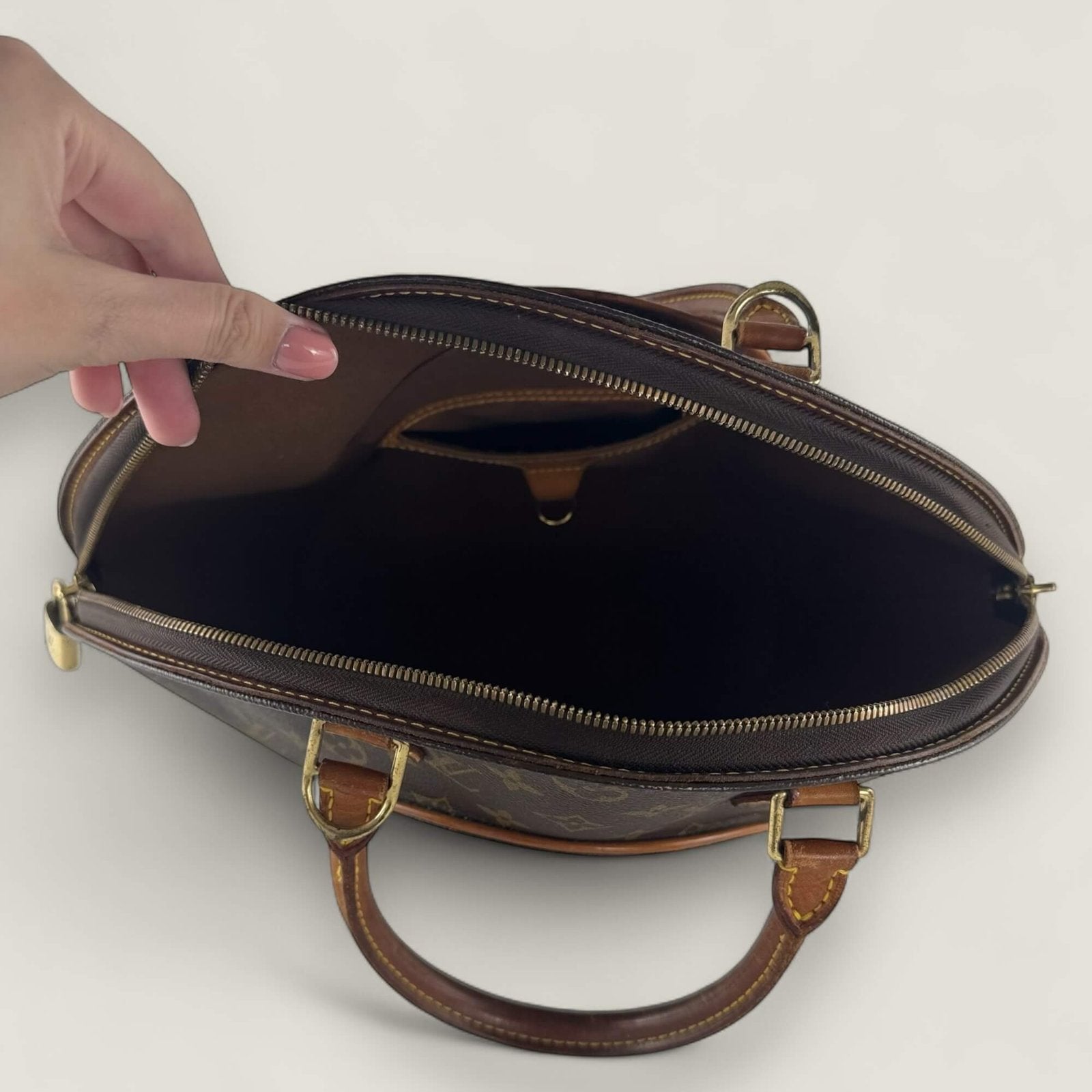 Original Louis Vuitton Ellipse MM interior