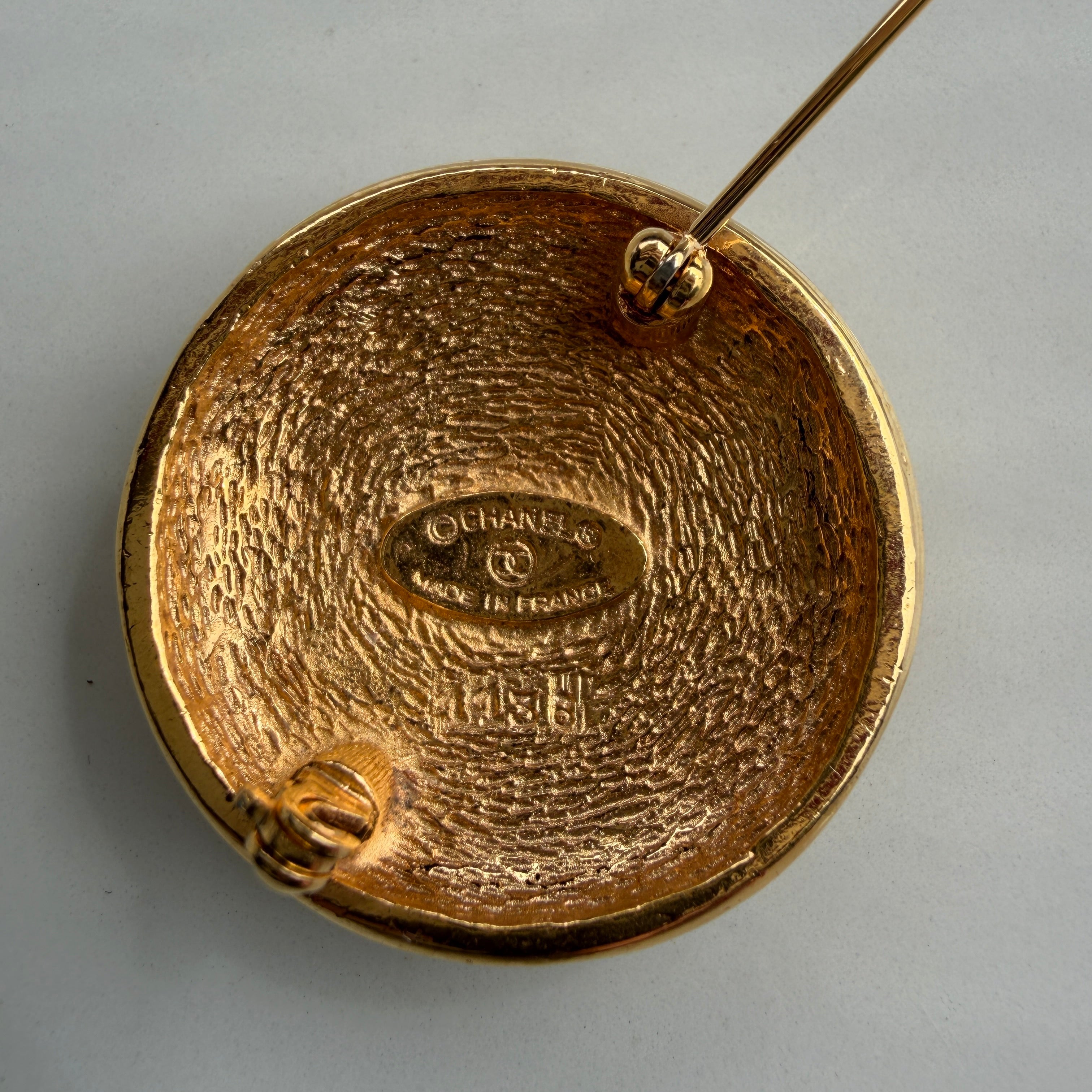 Originele Chanel broche rond Chanel logo 24k verguld
