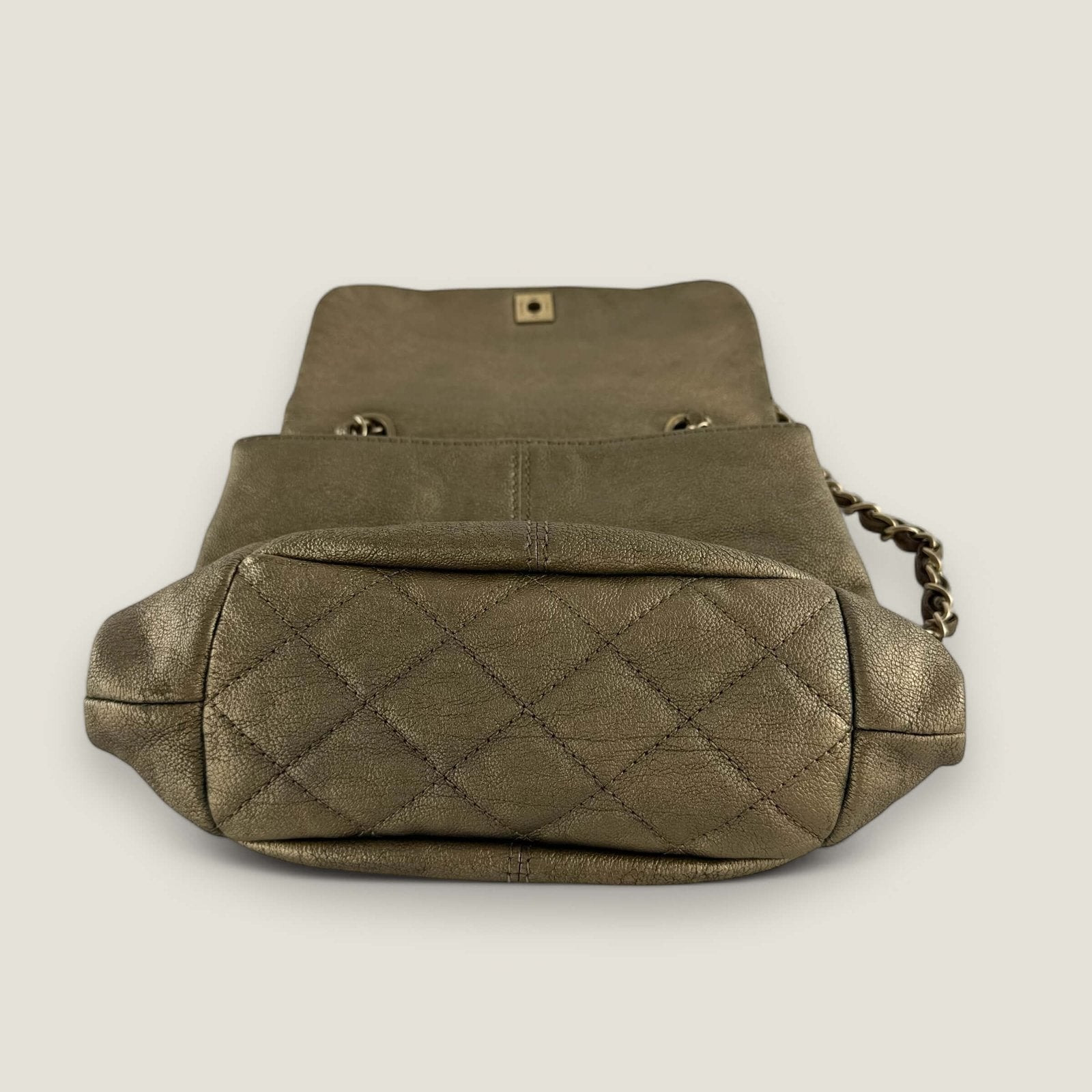 Pre-owned Chanel caviar leather flapbag gold bronze