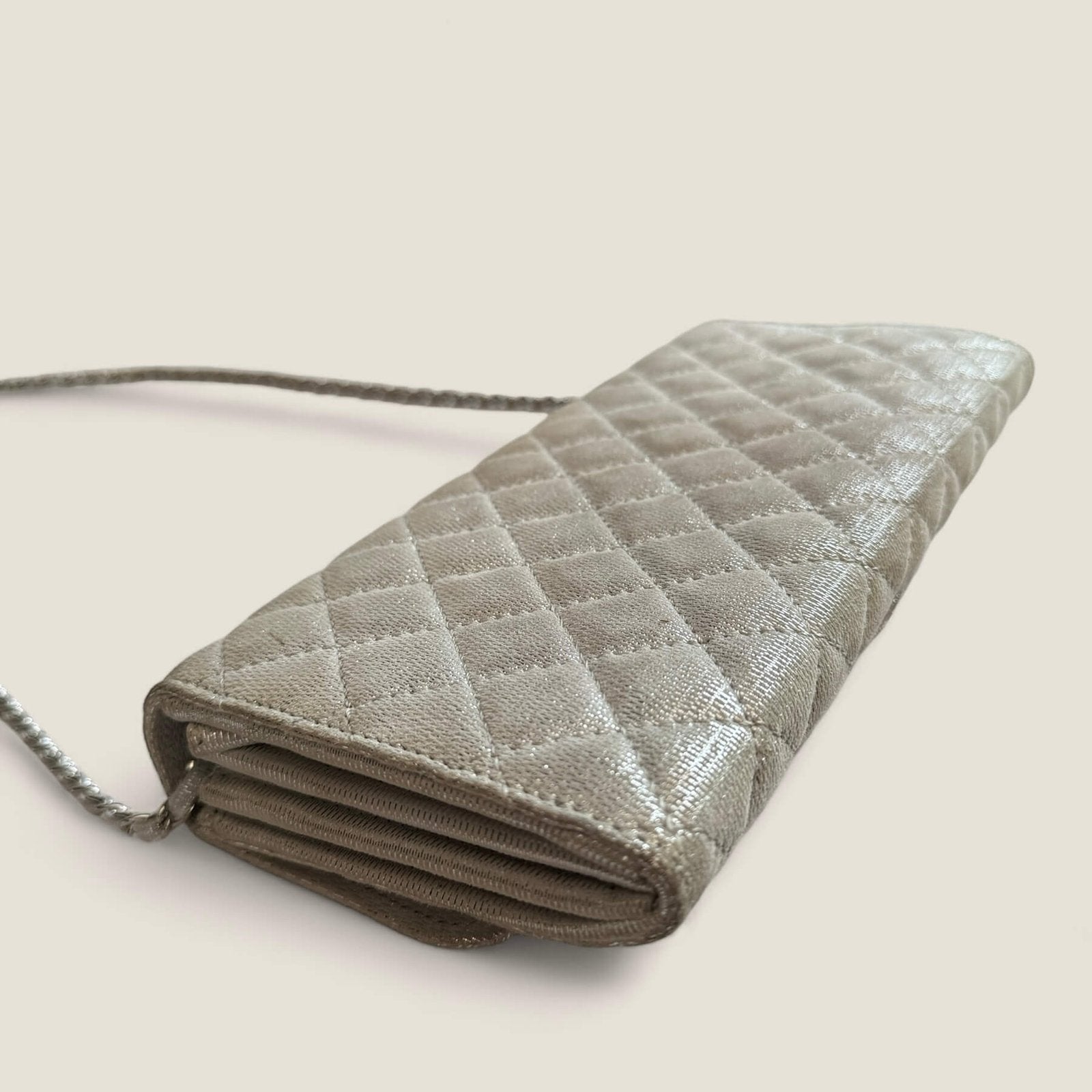 Pre-owned Chanel clutch on chain silver-tone with silver hardware