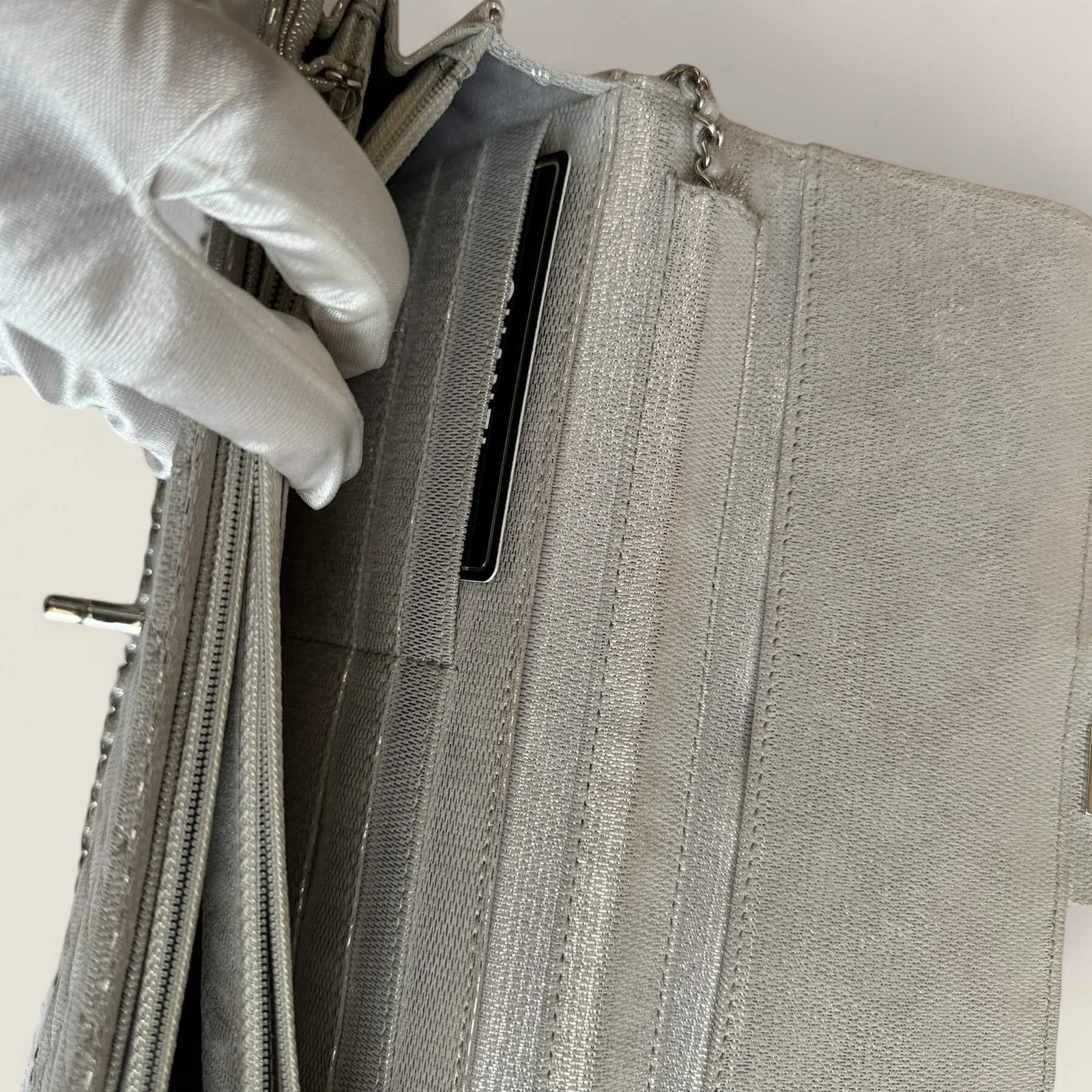 Pre-owned Chanel clutch on chain silver-tone