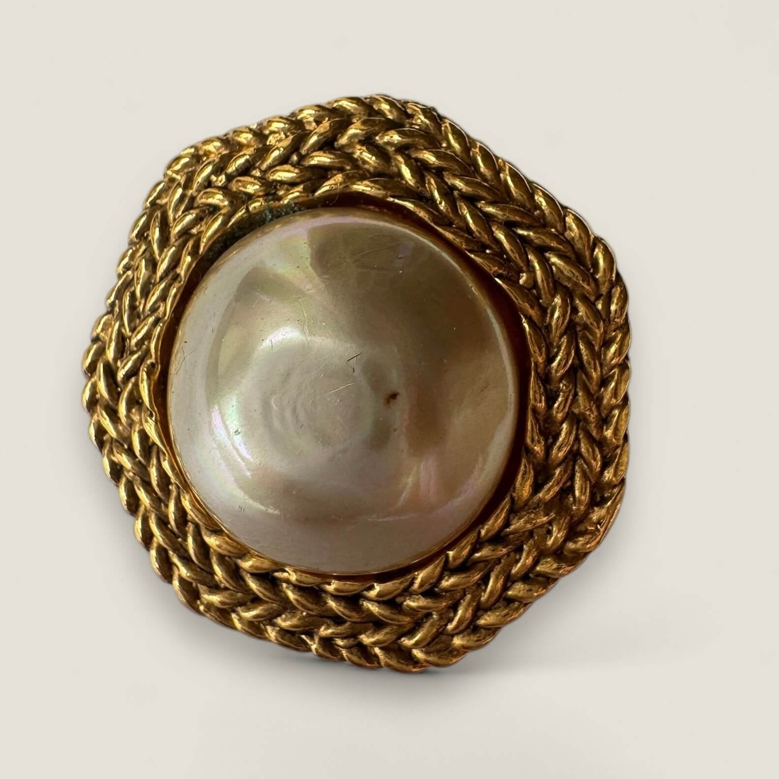 Pre-owned Chanel earrings clips sluitting gold-plated