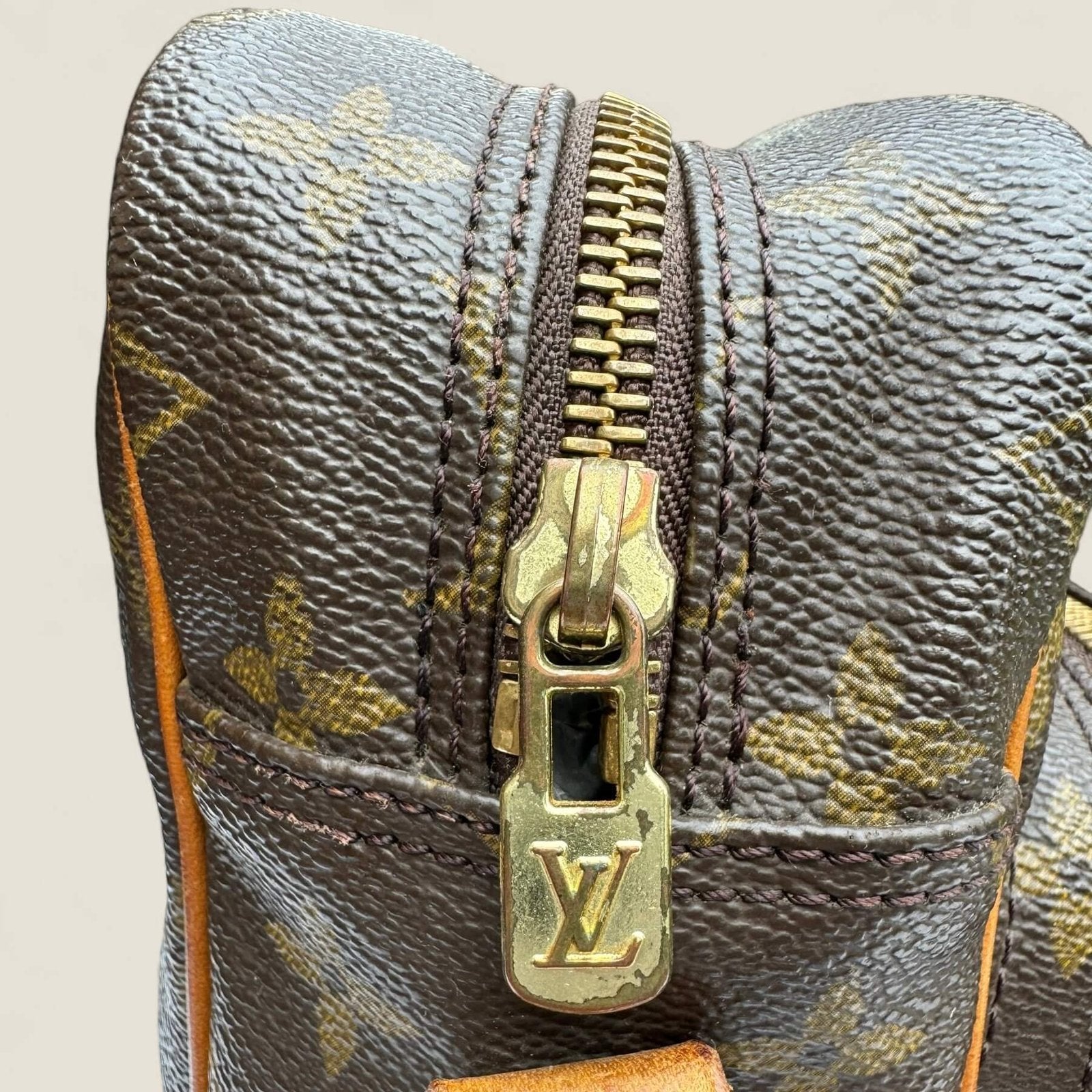 Pre-owned Louis Vuitton Nile bag gold hardware