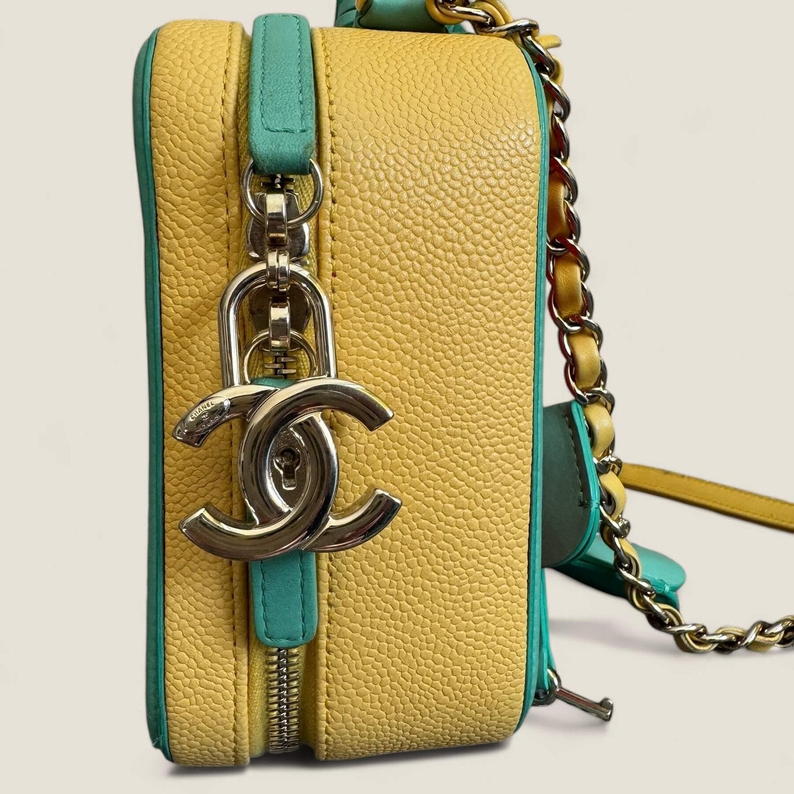 Preloved Filigree vanity shoulder bag Chanel CC padlock