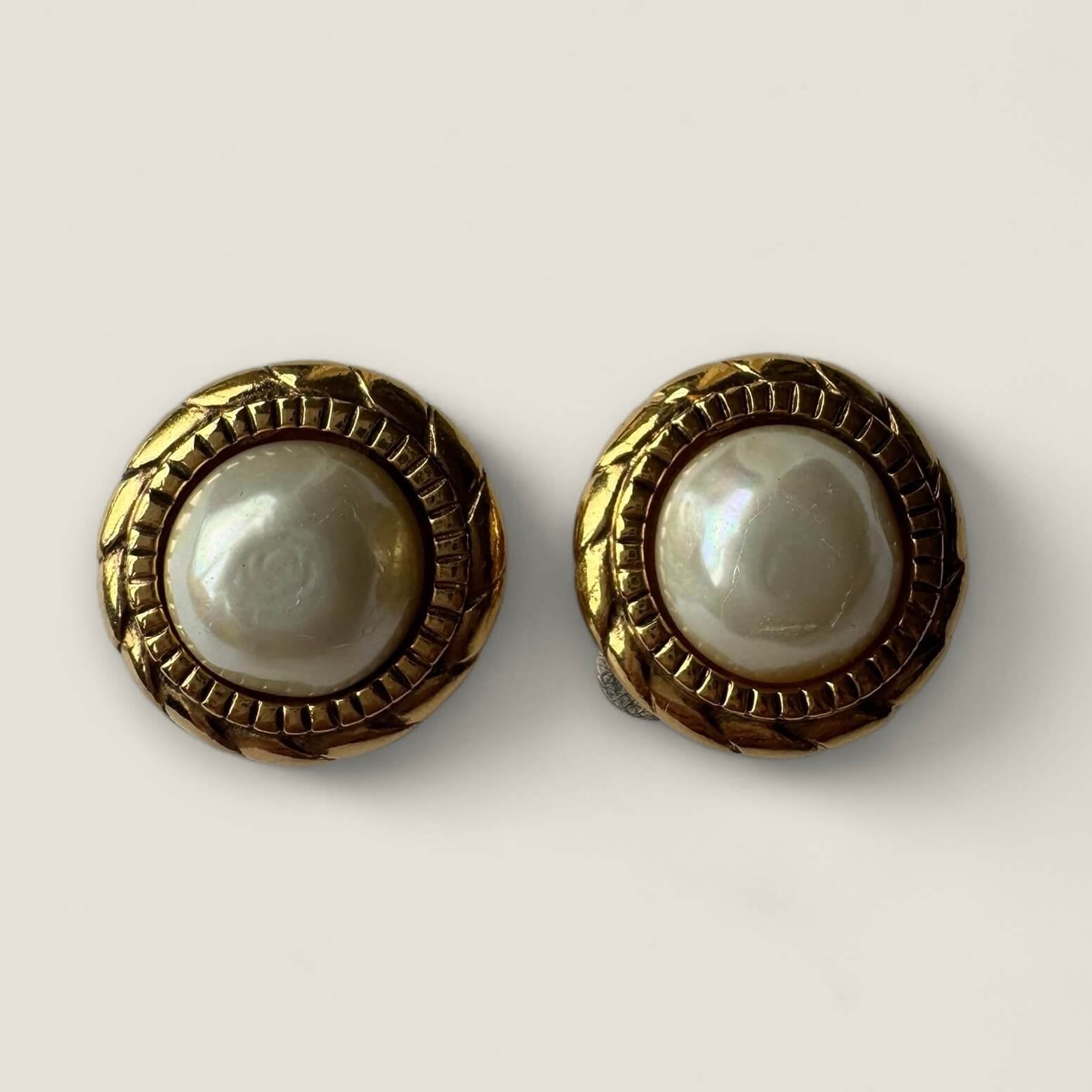 Tijdloze Chanel earrings classic model faux pearl