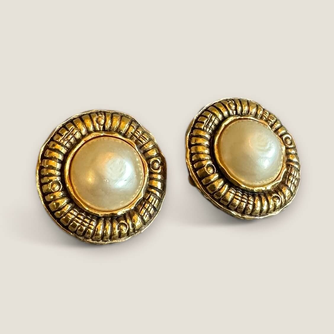 Pre-owned Chanel clip earrings gold with pearl