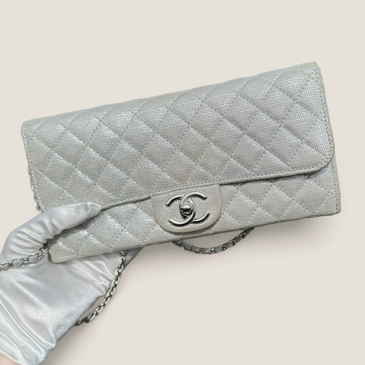 Pre-owned Chanel clutch on chain silver colored