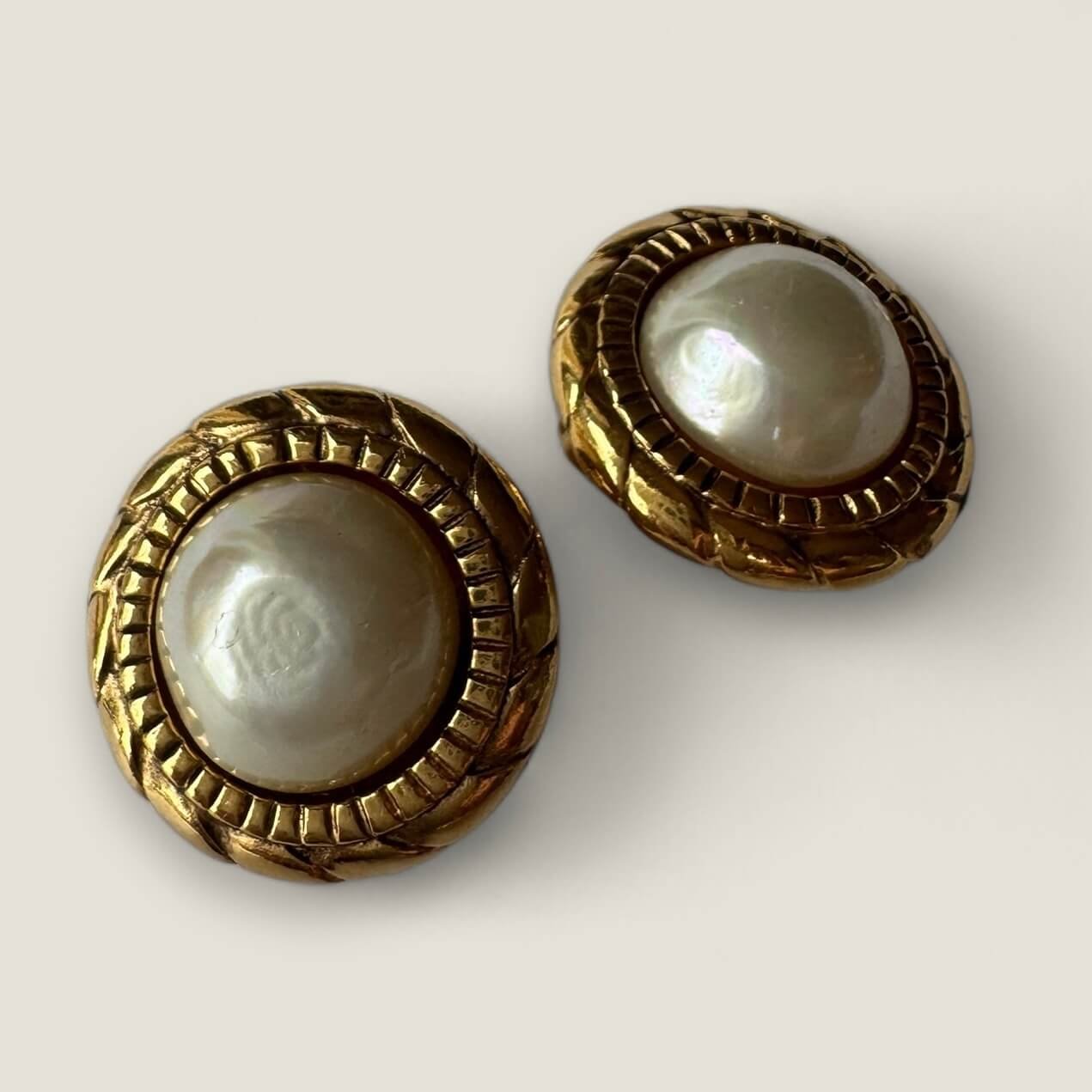 Pre-owned Chanel earrings classic model