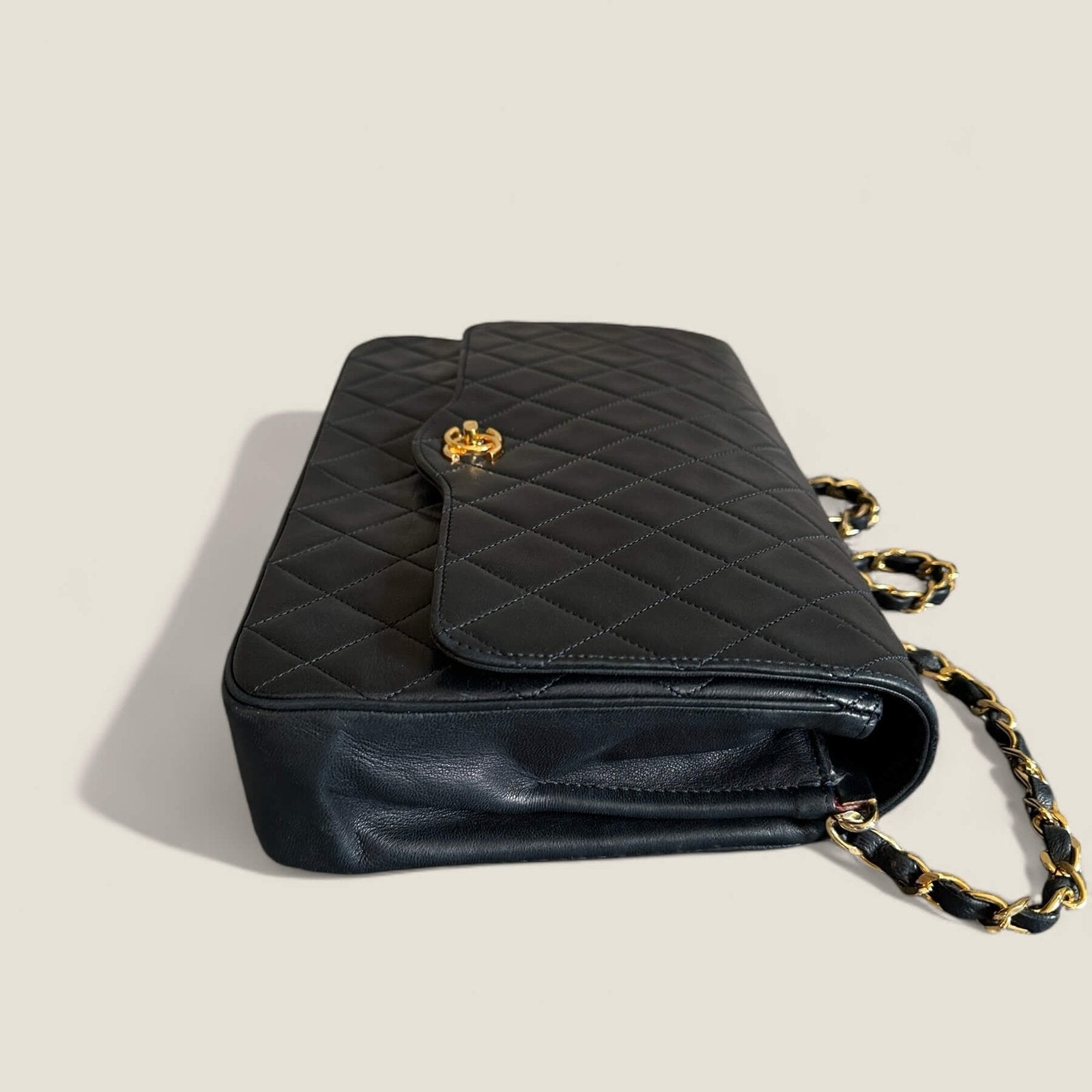 Tweedehands Chanel schoudertas donkerblauw lamsleer