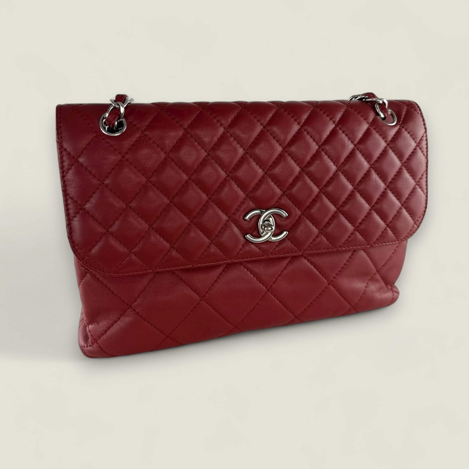 Tweedehands Chanel tas iconische jumbo quilted flap bag rood goede conditie