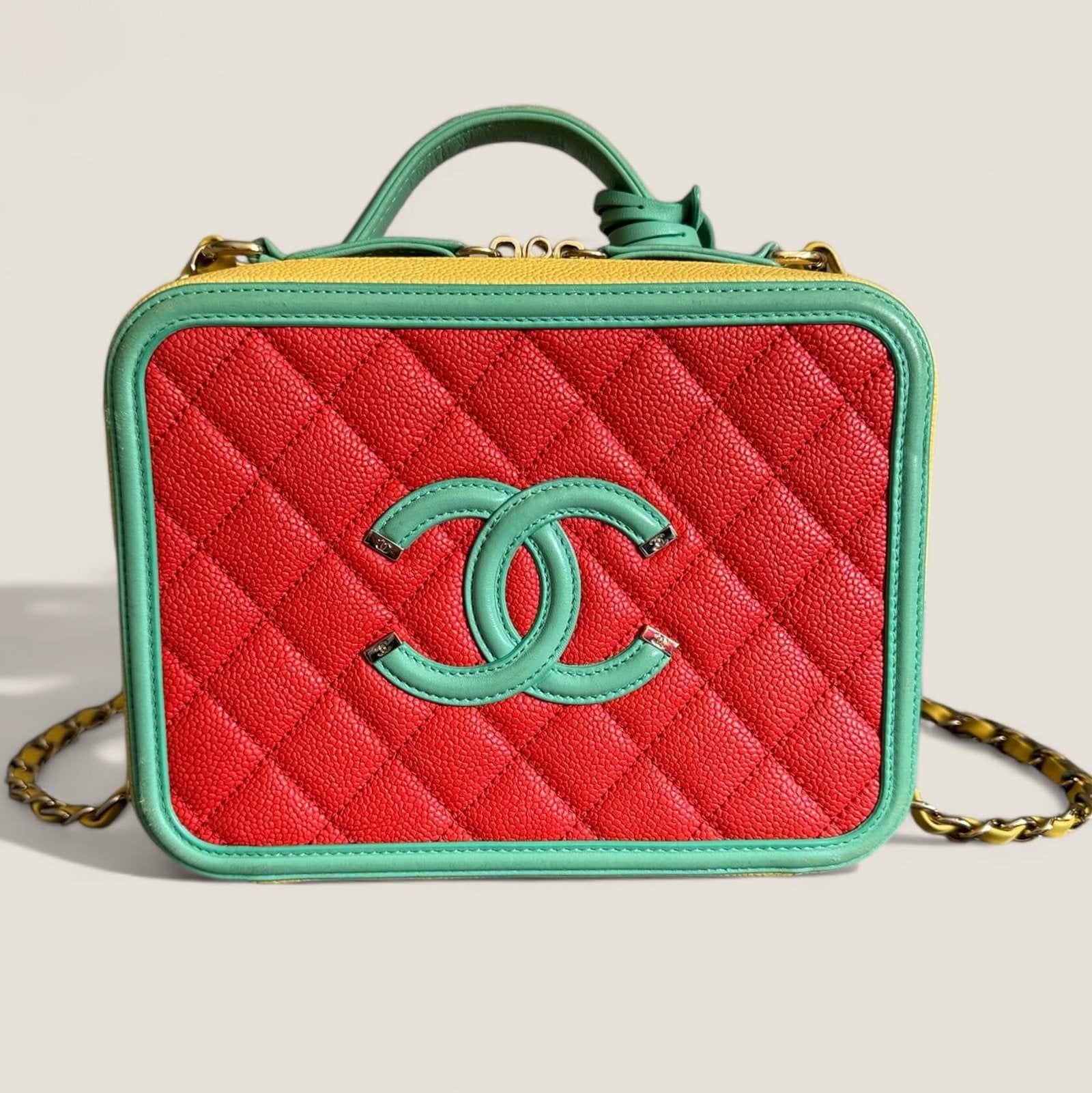 Pre-owned Chanel vanity handbag in colored caviar leather with shoulder strap and CC padlock