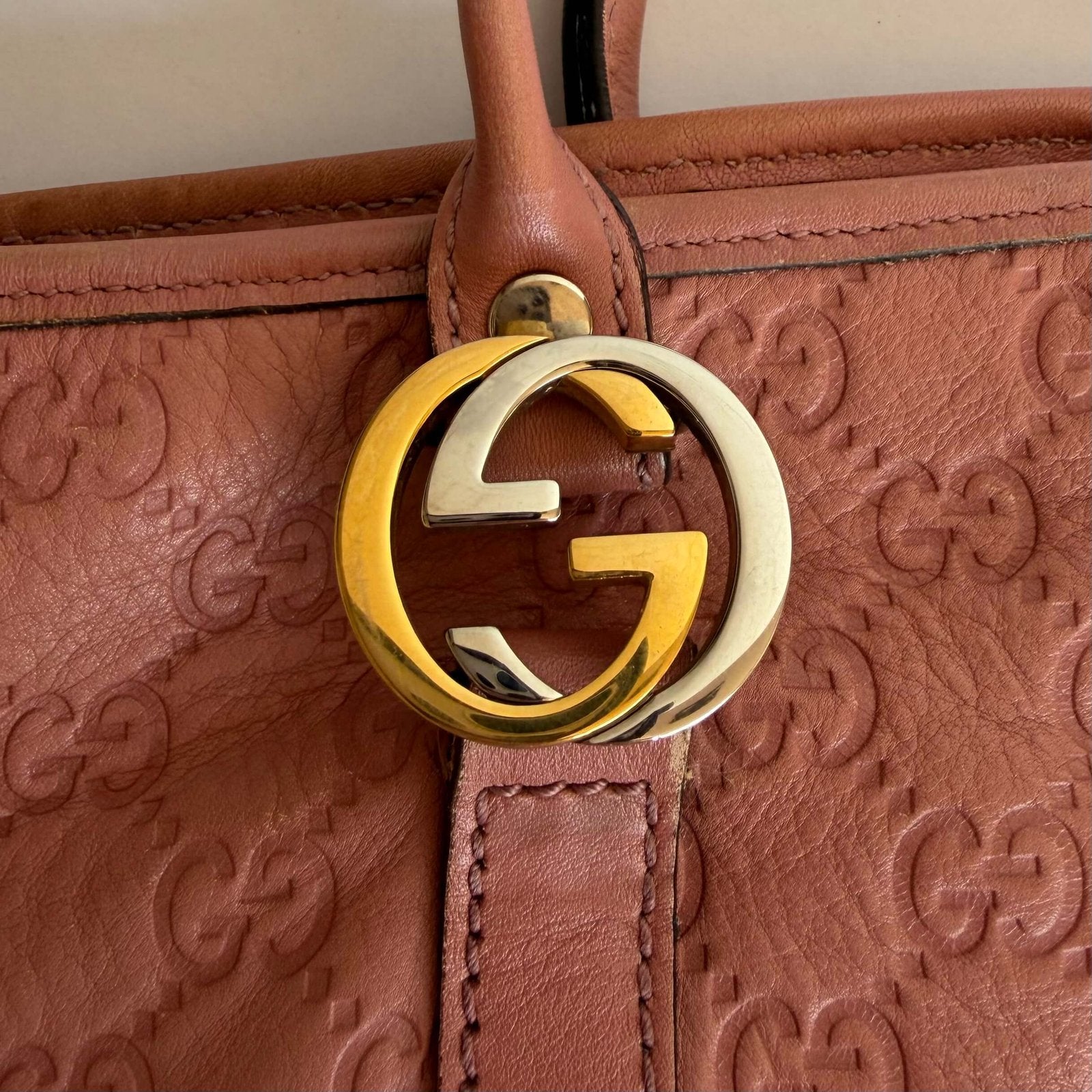 Tweedehands Gucci handtas zilver en goud hardware