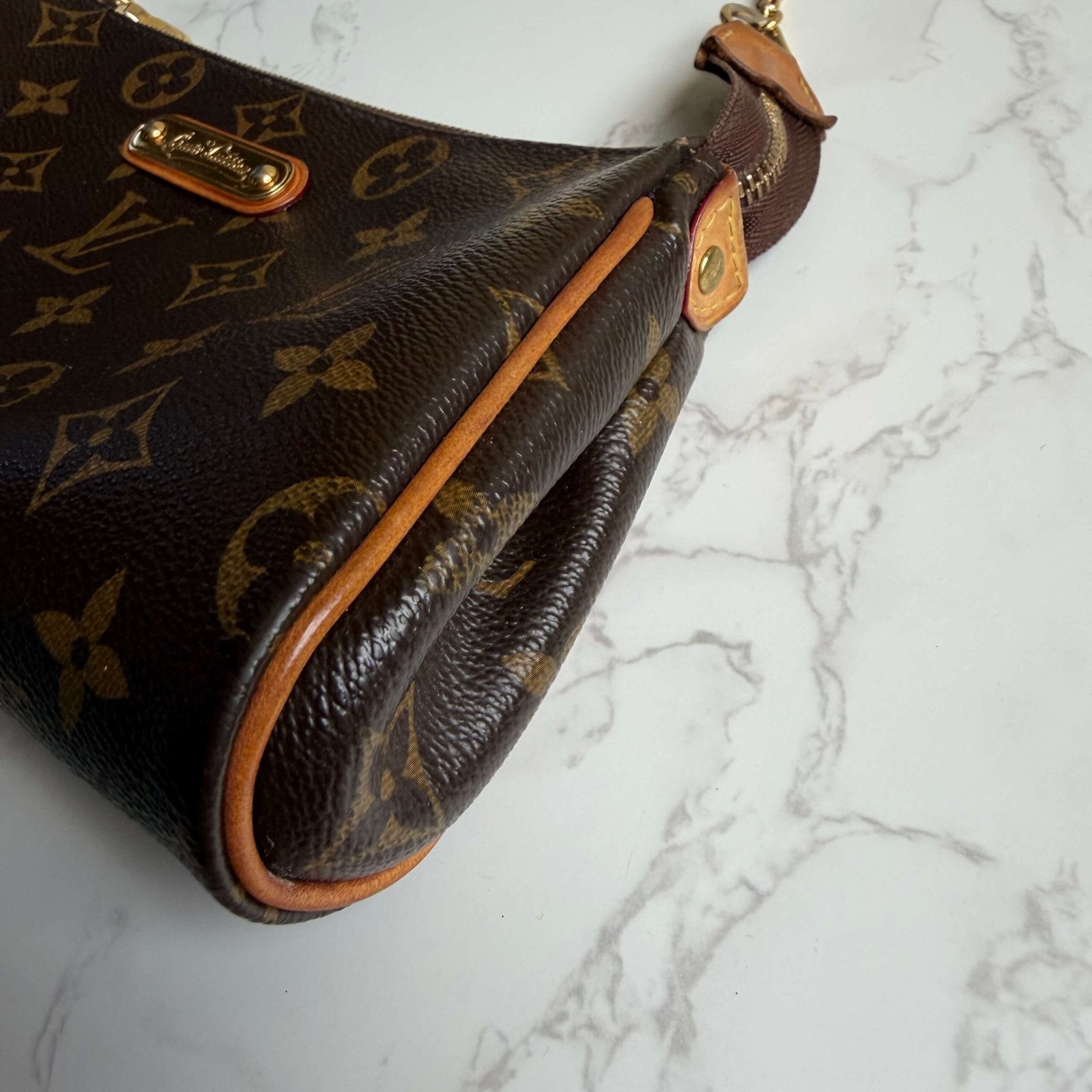 Pre-owned Louis Vuitton signs of wear<br>