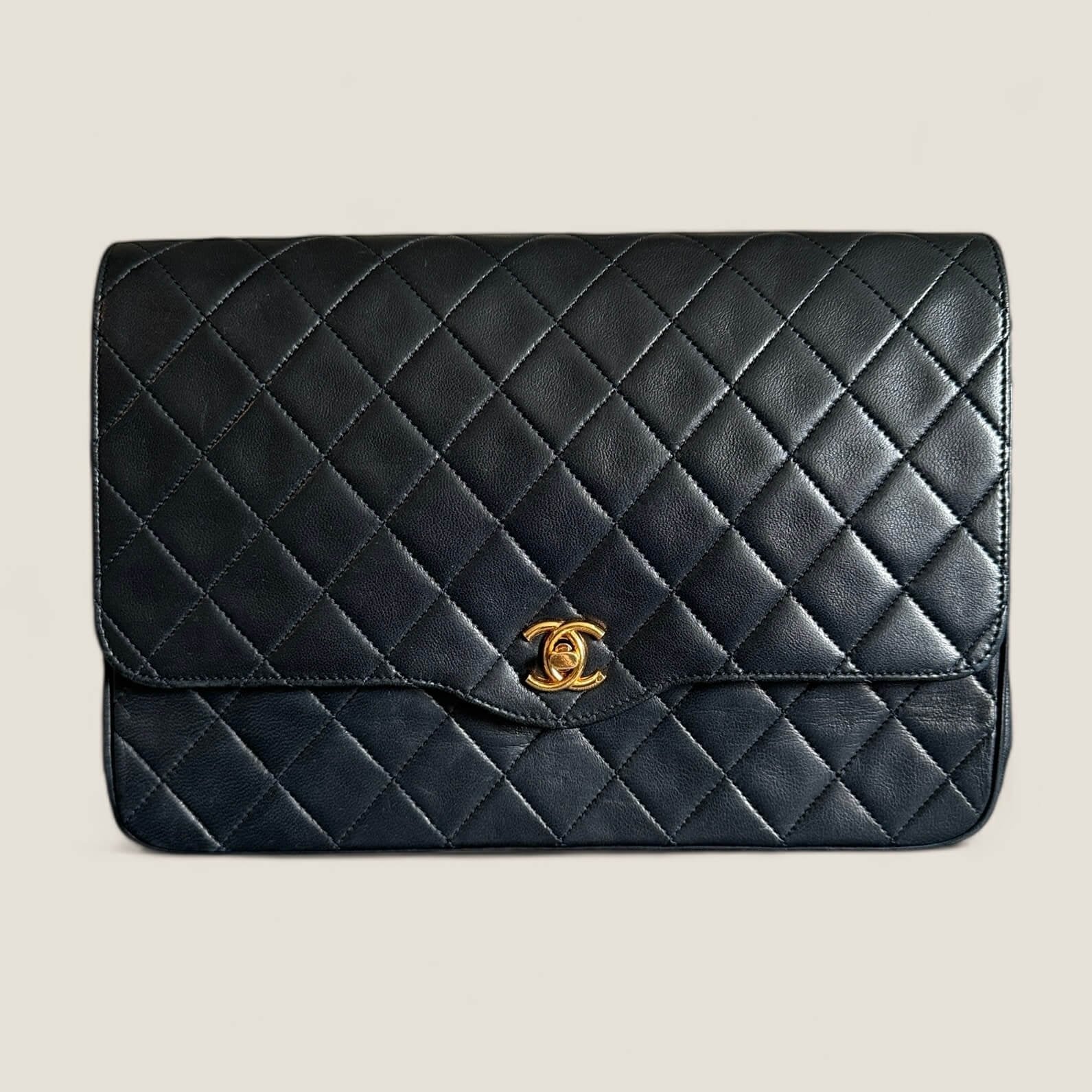 Tweedehands designer tas Chanel gouden hardware lamsleer donkerblauw