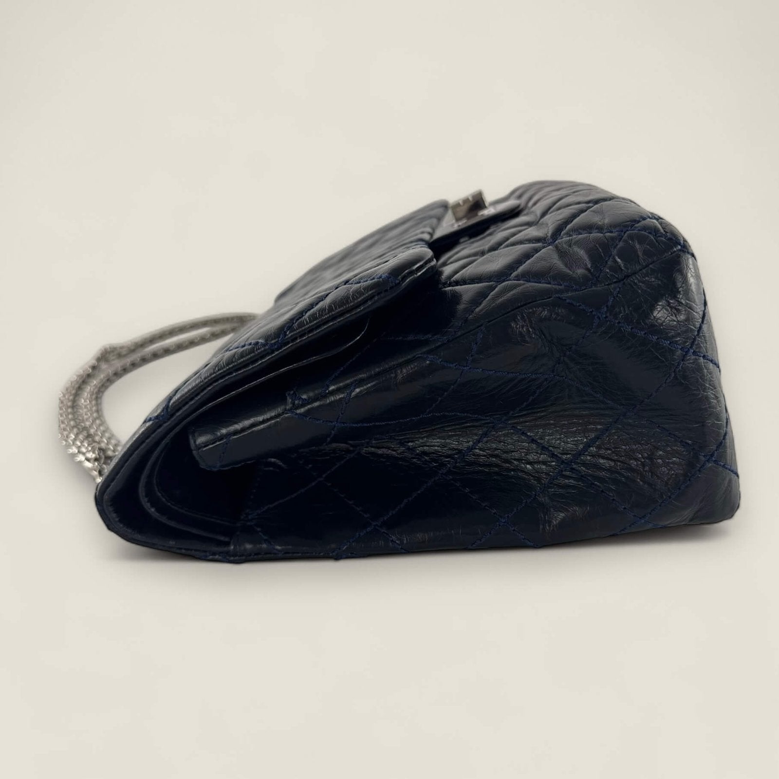 Tweedehands designer tas Chanel zijaanzicht