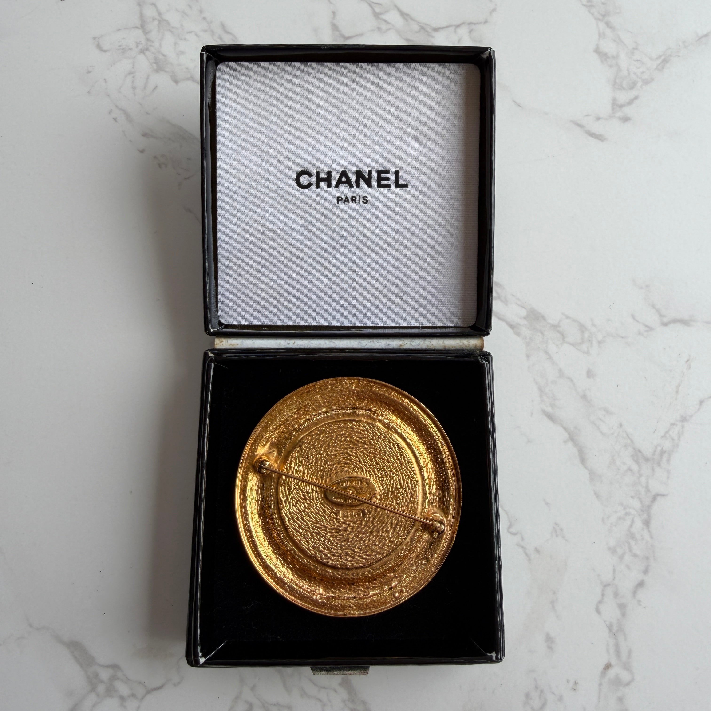 Tweedehands Chanel broche rue cambon 31