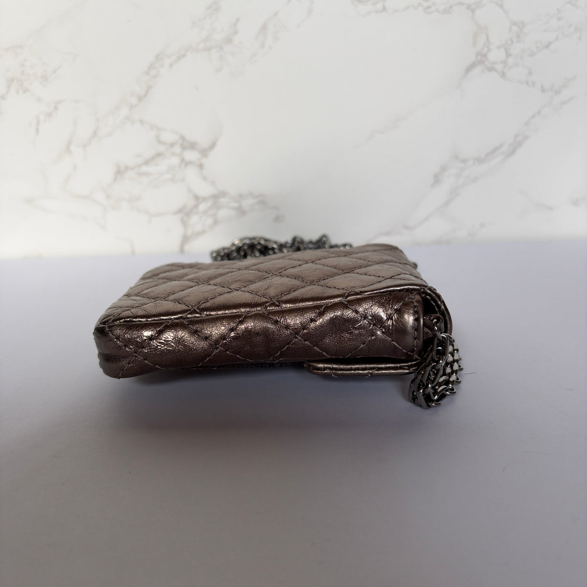 Tweedehands Chanel mini crossbody zijkant 