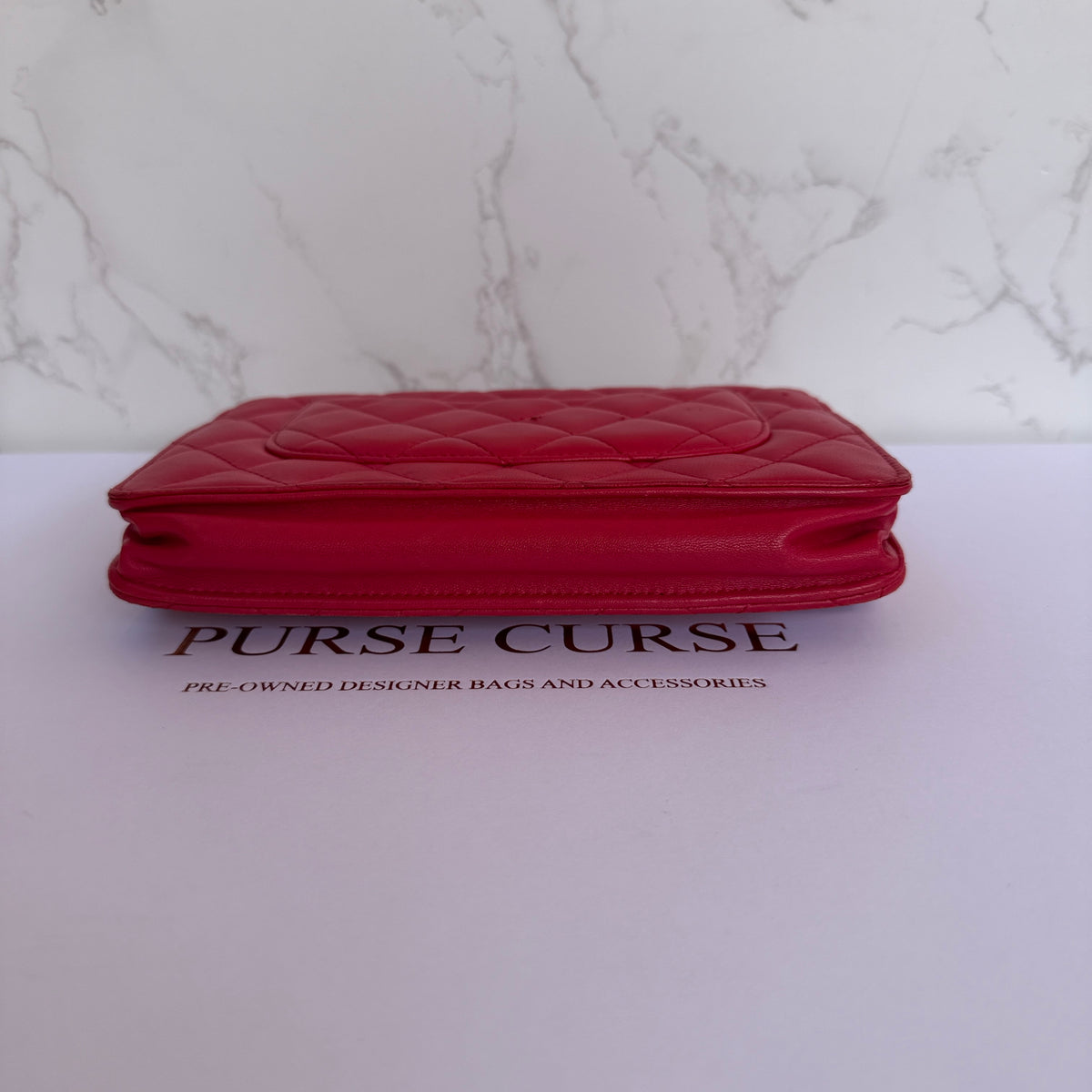 Tweedehands Chanel wallet on chain rood lamsleer onderkant
