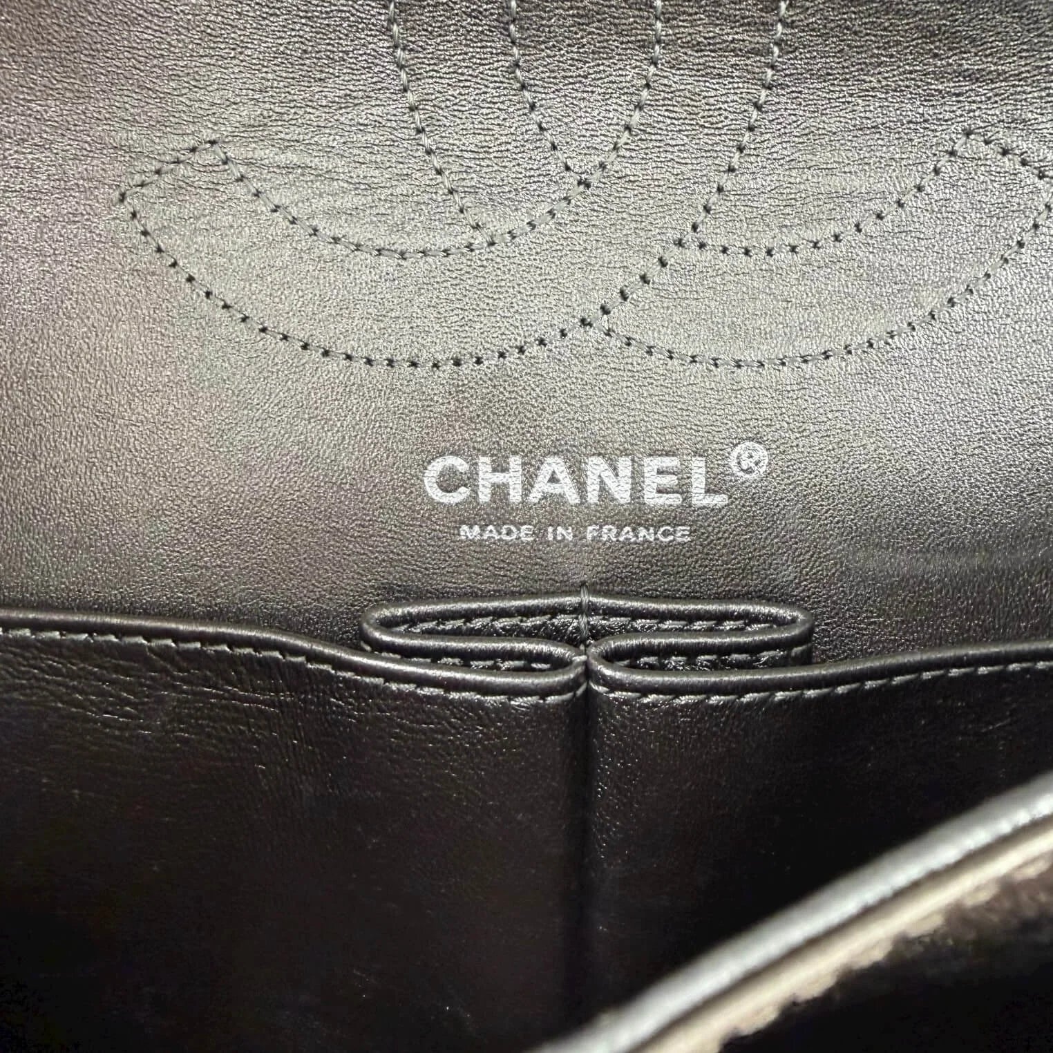 Vintage Chanel Reissue 226 metallic bronze detailfoto