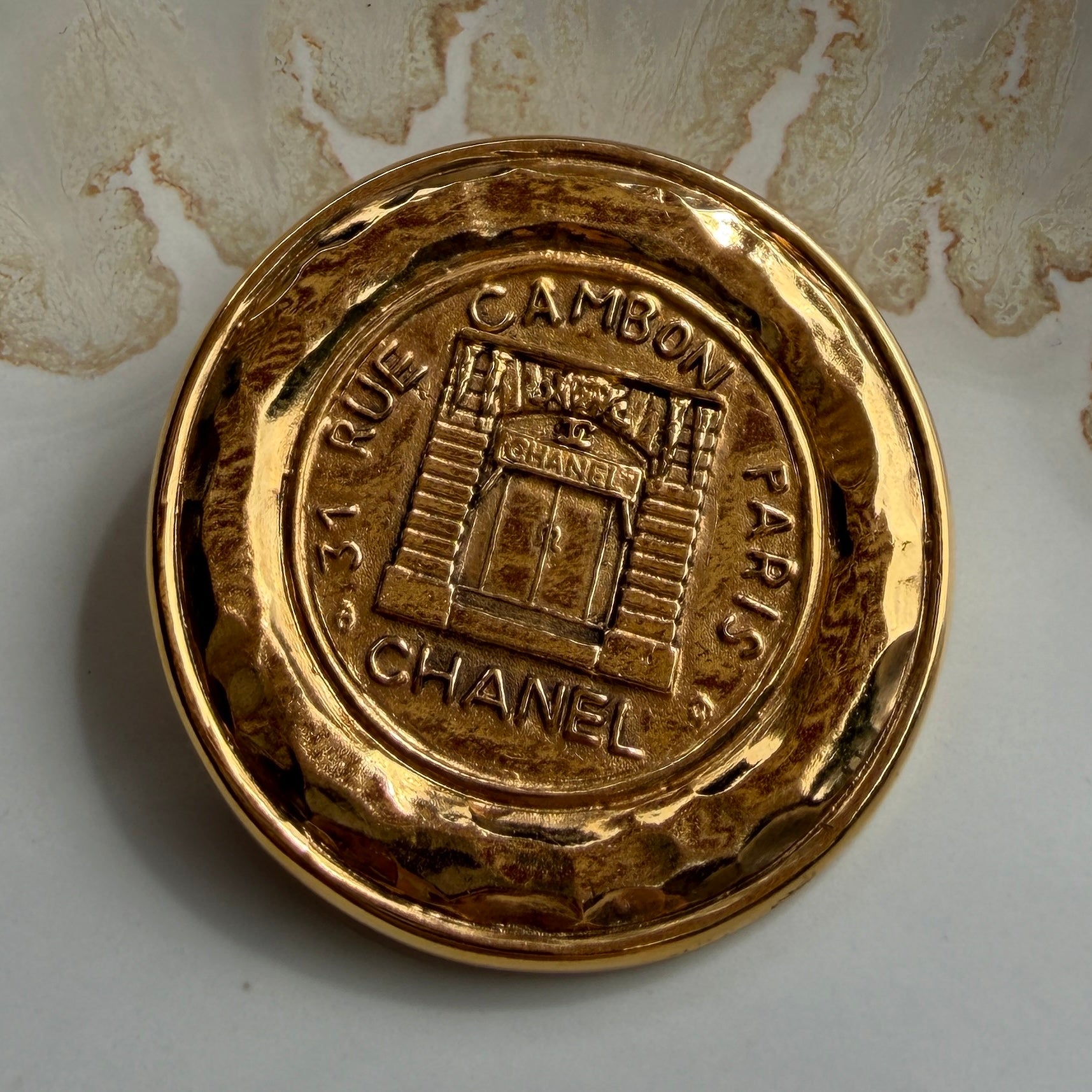 Vintage Chanel 31 Rue Cambon broche rond