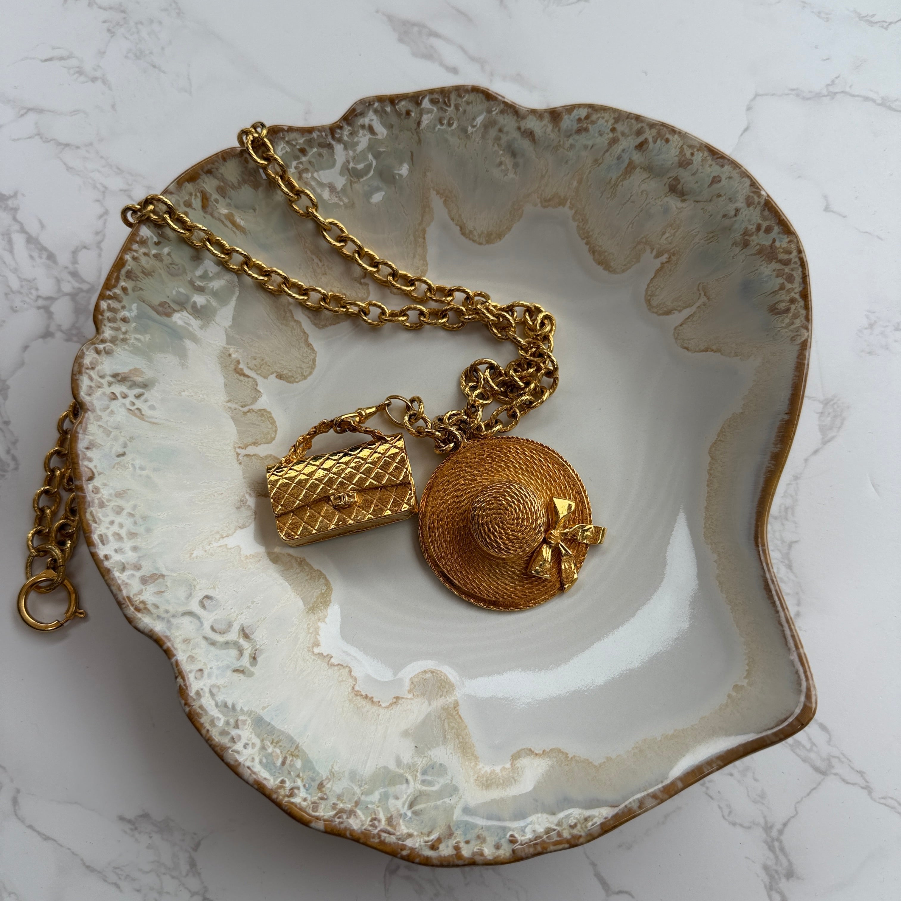 Vintage Chanel ketting classic flap en strohoed