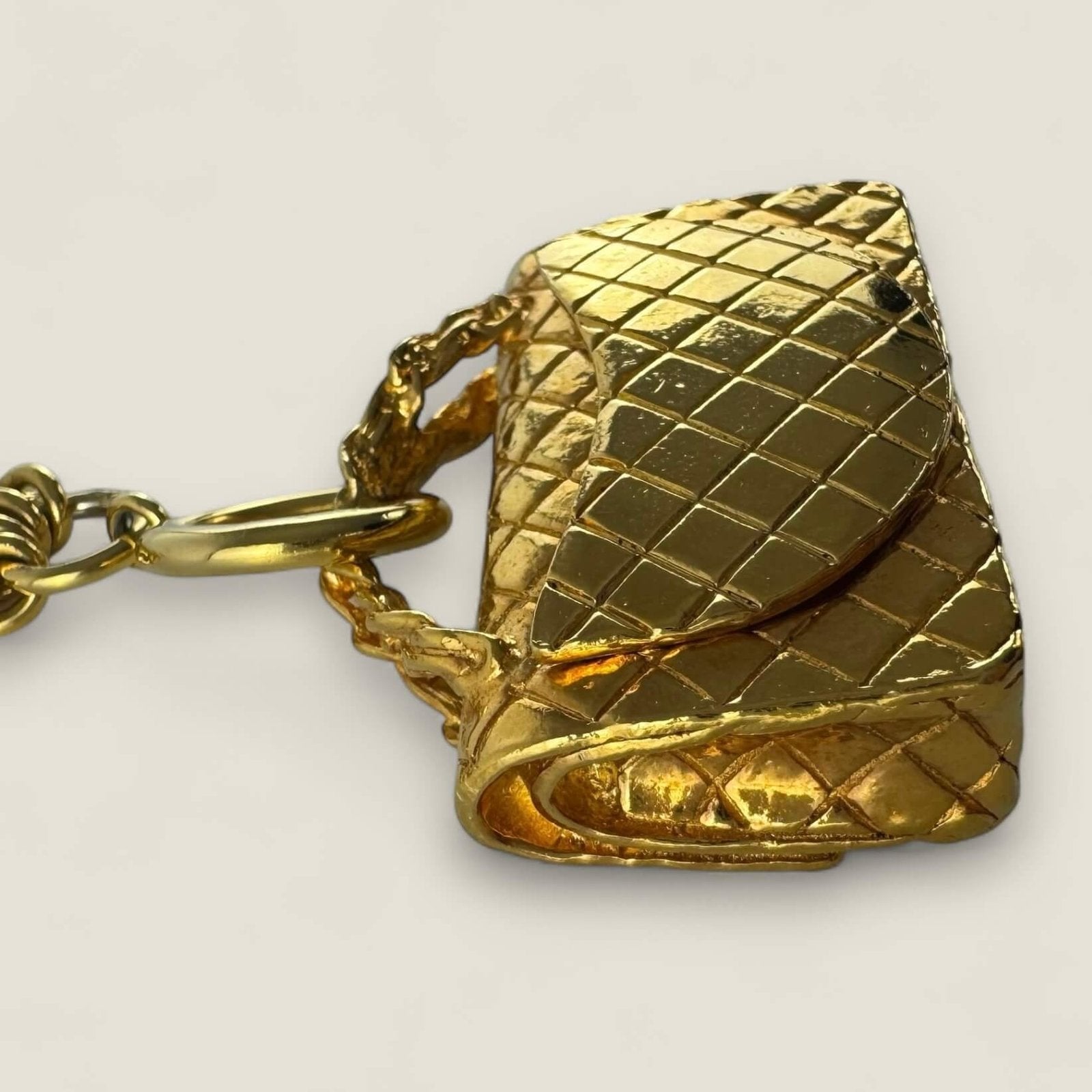 Side view Chanel flapbag chain necklace gold-plated