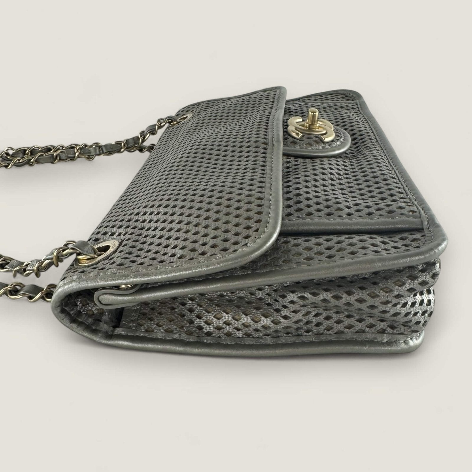 Zijaanzicht authentieke Chanel tas