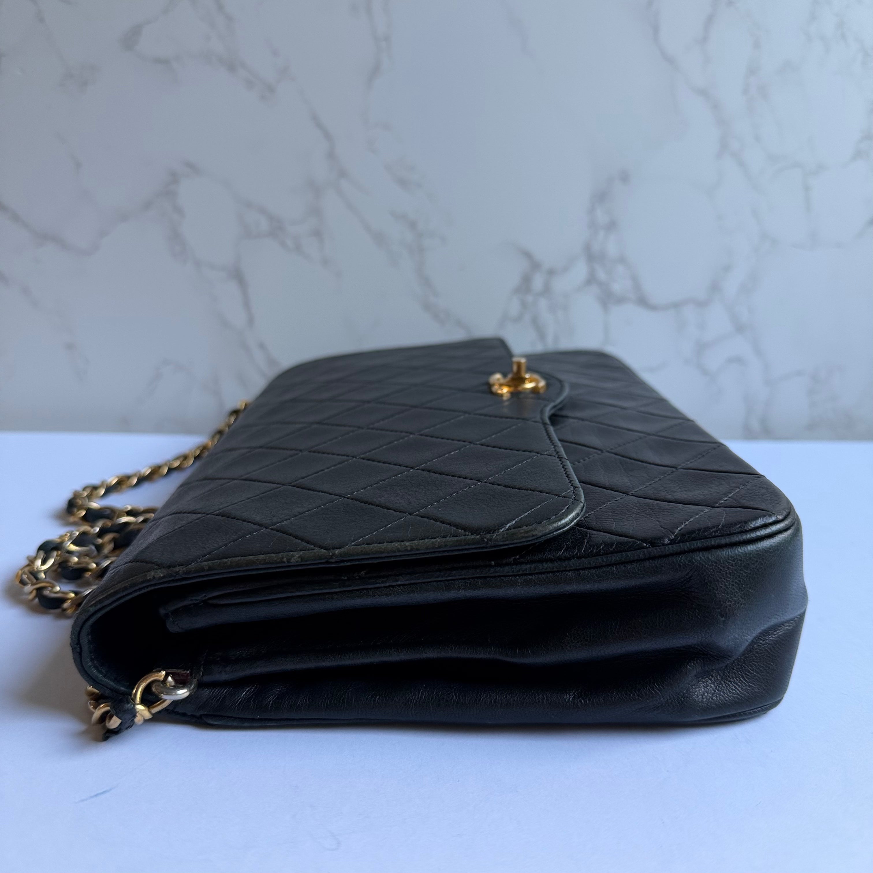 Zijaanzicht vintage Chanel lamsleer