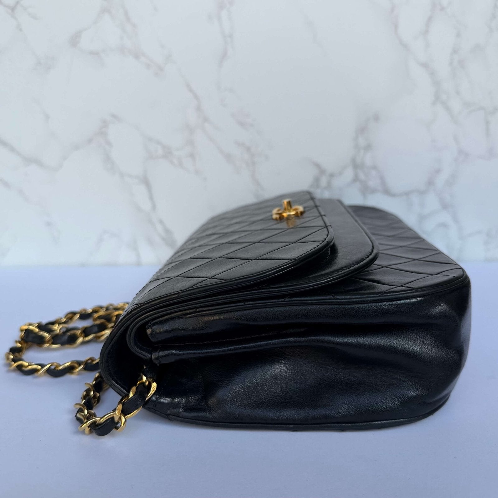Zijkant Chanel double moon flap zwart