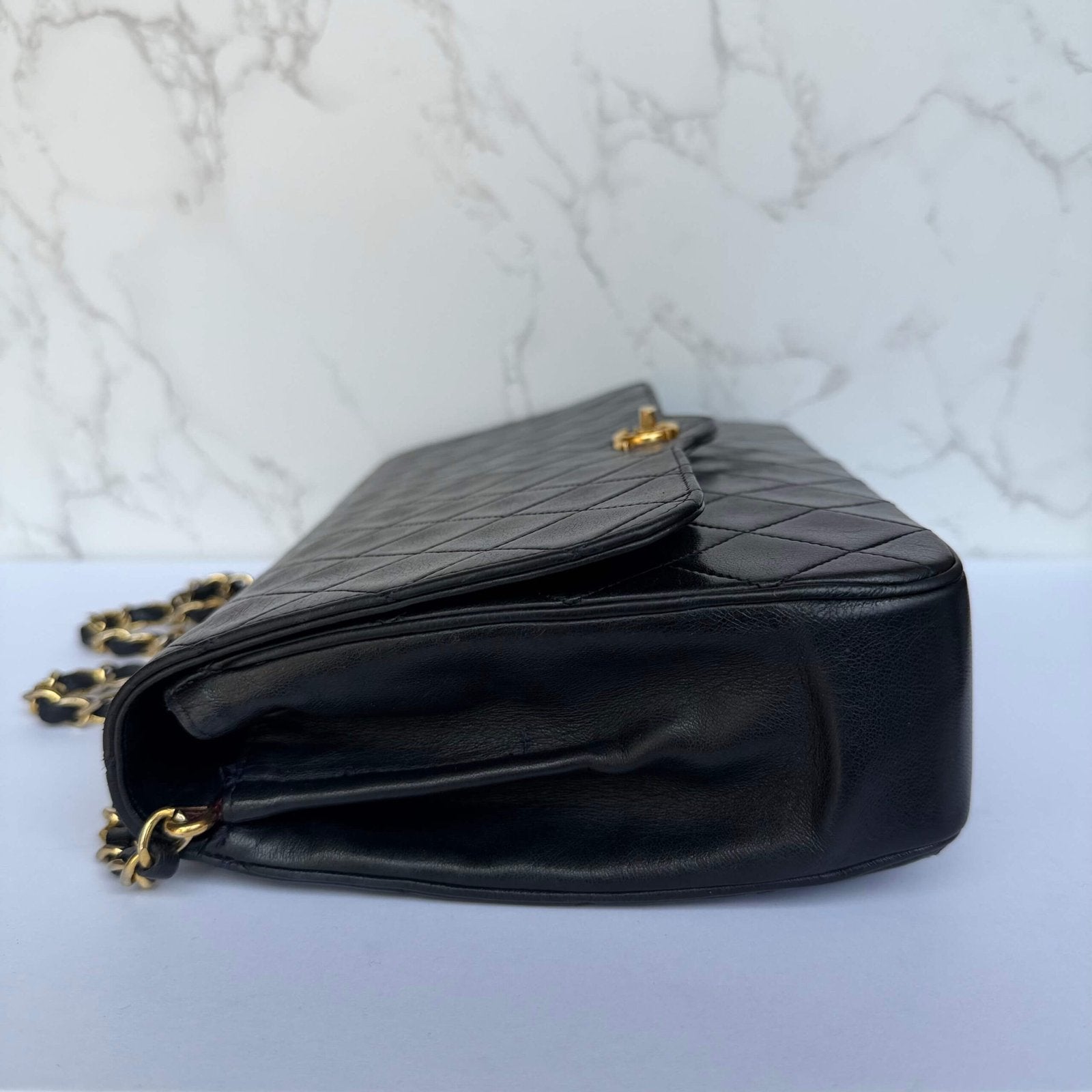 Zijkant Chanel schoudertas begin jaren 80 donkerblauw lamsleer