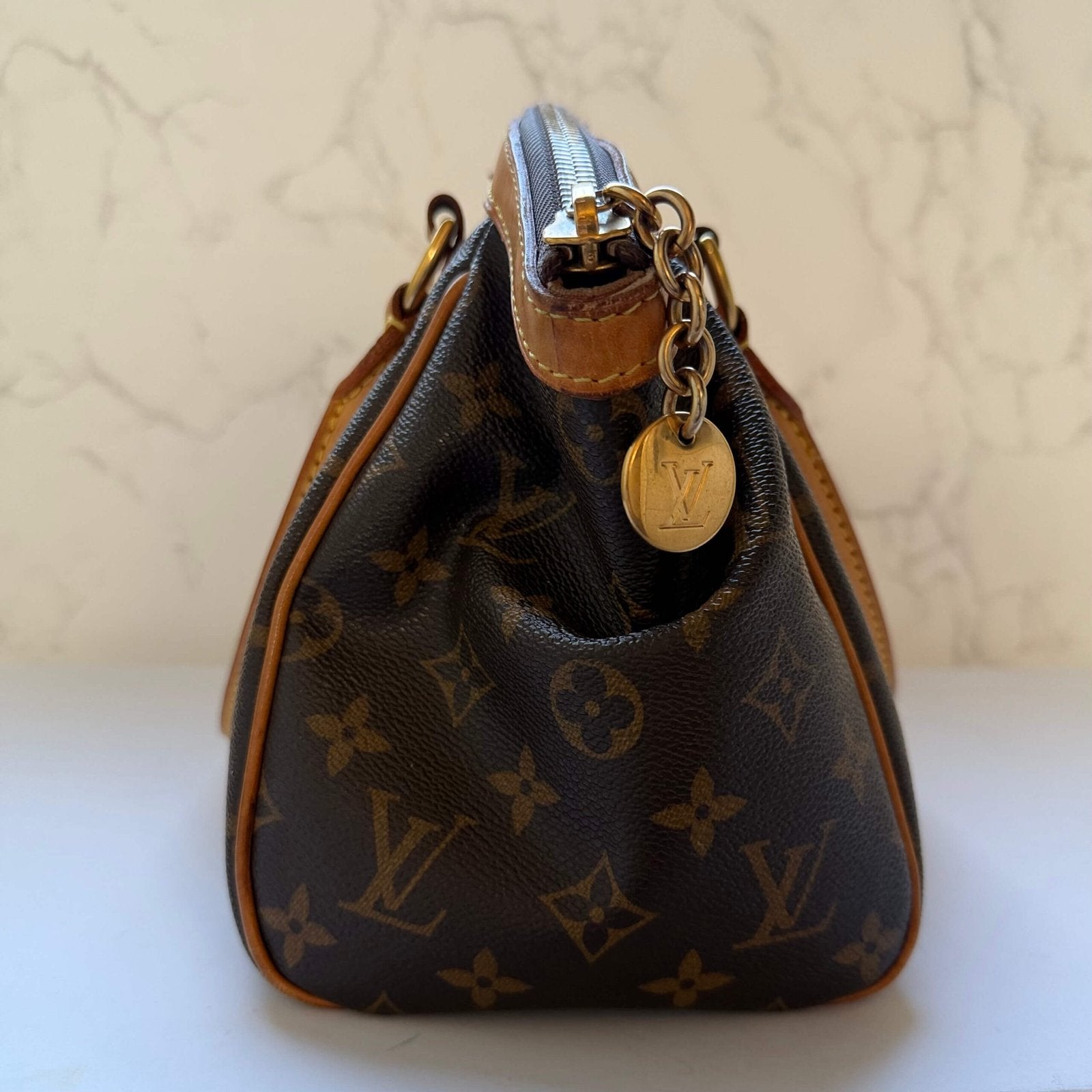 Side Louis Vuitton Tivoli handbag