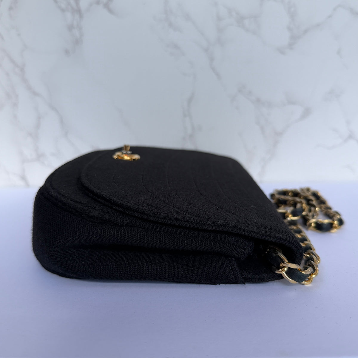 Zijkant Chanel half moon flap 24k vergulde hardware