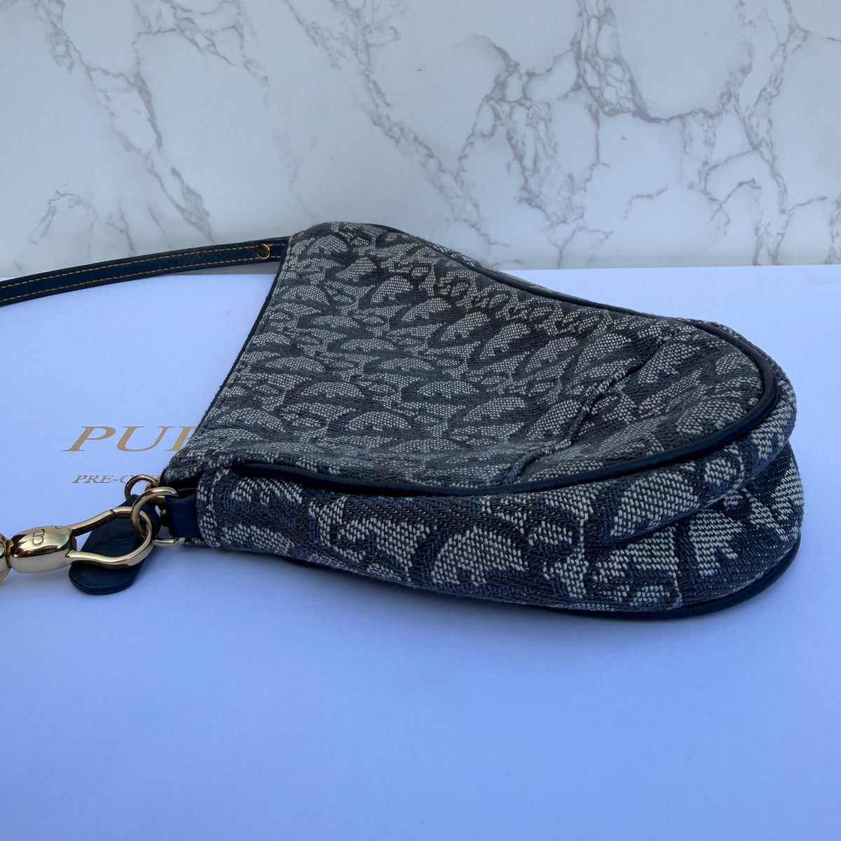 Zijkant authentieke vintage Dior saddle pochette