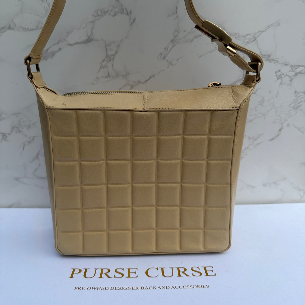 achterkant Chanel chocolate bar beige lamsleren schoudertas