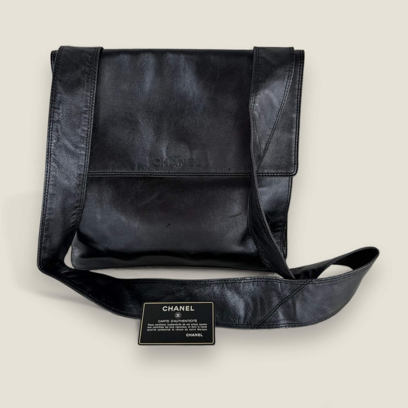 chanel zwarte schoudertas vintage 1997 1999 leer goud hardware voorkant
