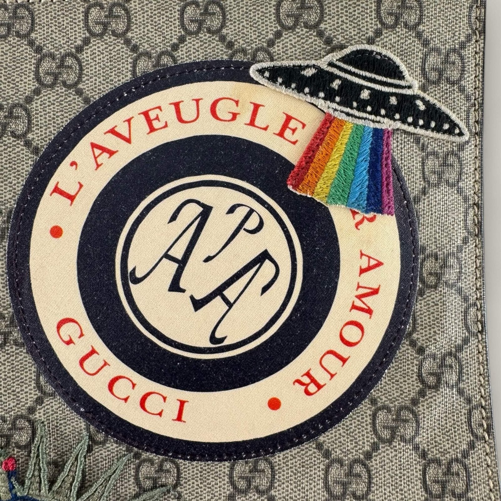 detail photo Gucci GG supreme patches tote