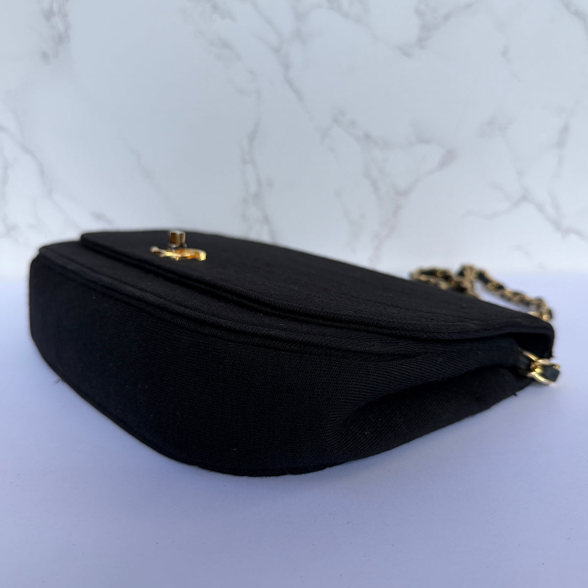 hoekjes Chanel half moon flap 24k vergulde hardware