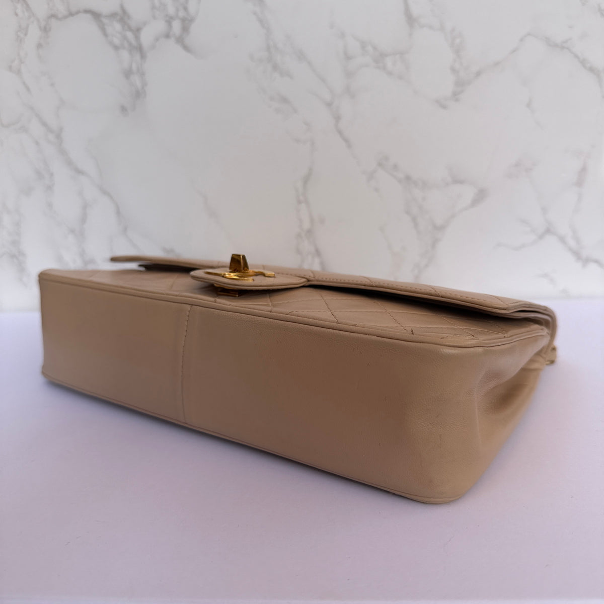hoekjes Chanel vintage medium classic flap beige lamsleer