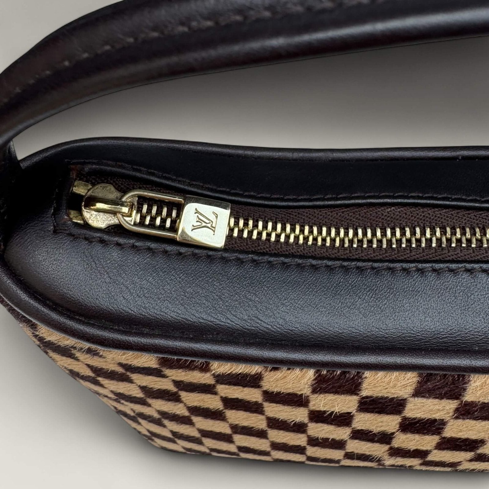 louis-vuitton-tigre-kalfsleer-detail