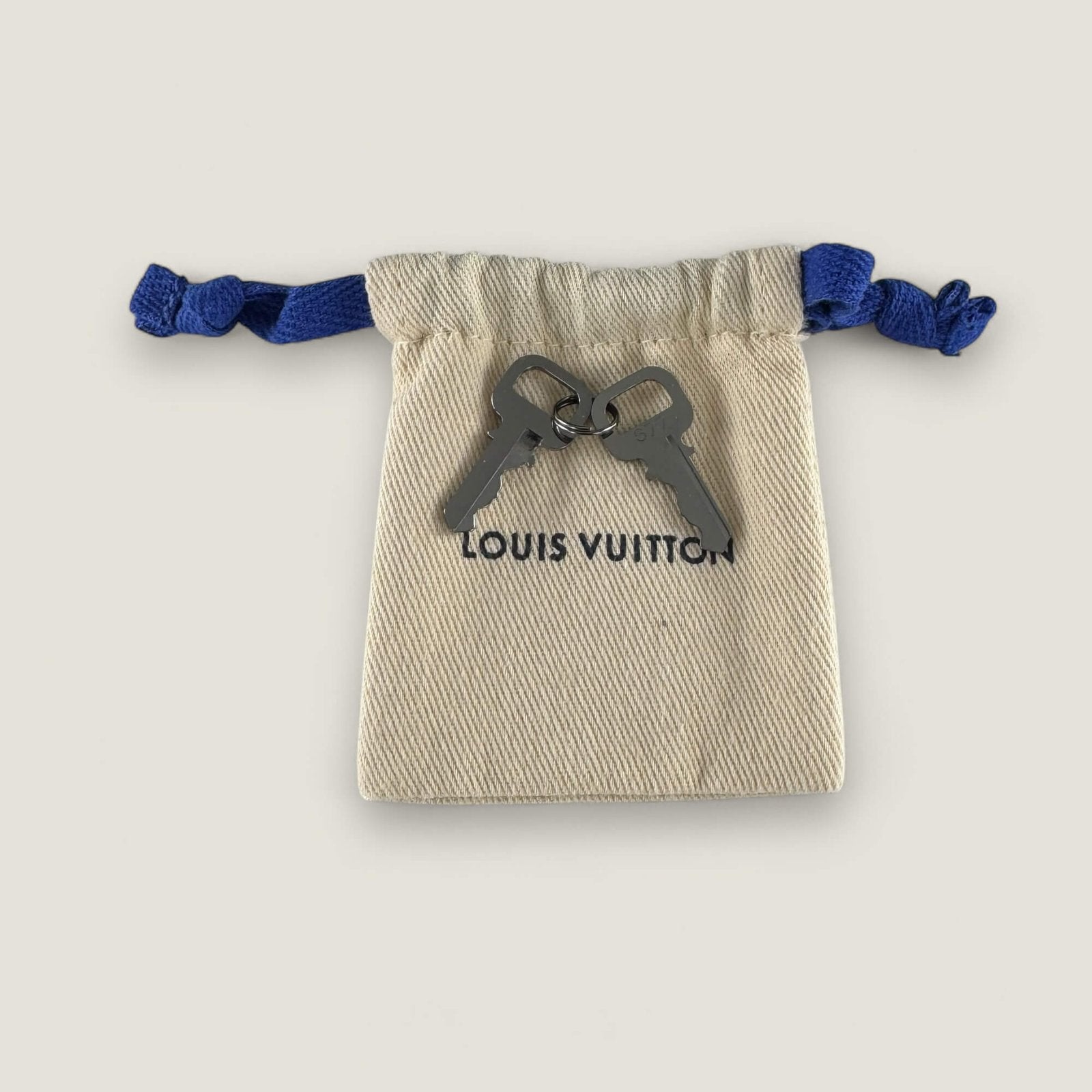 preloved Louis Vuitton lock with keys