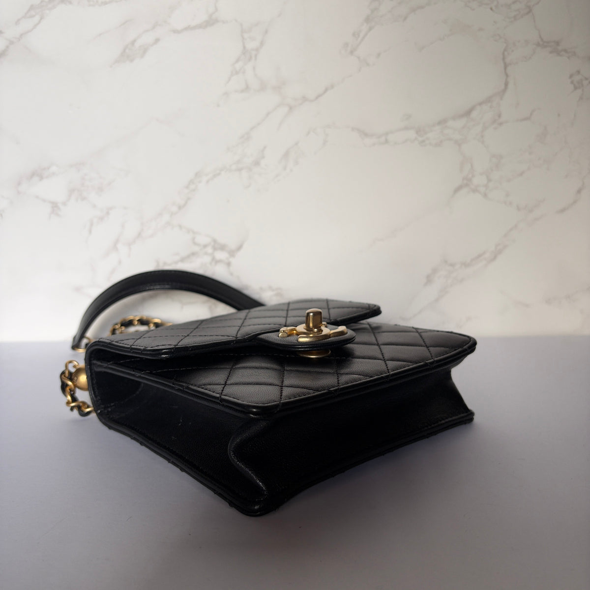 tweedehands Chanel chic pearl flap zwart  hoekjes 