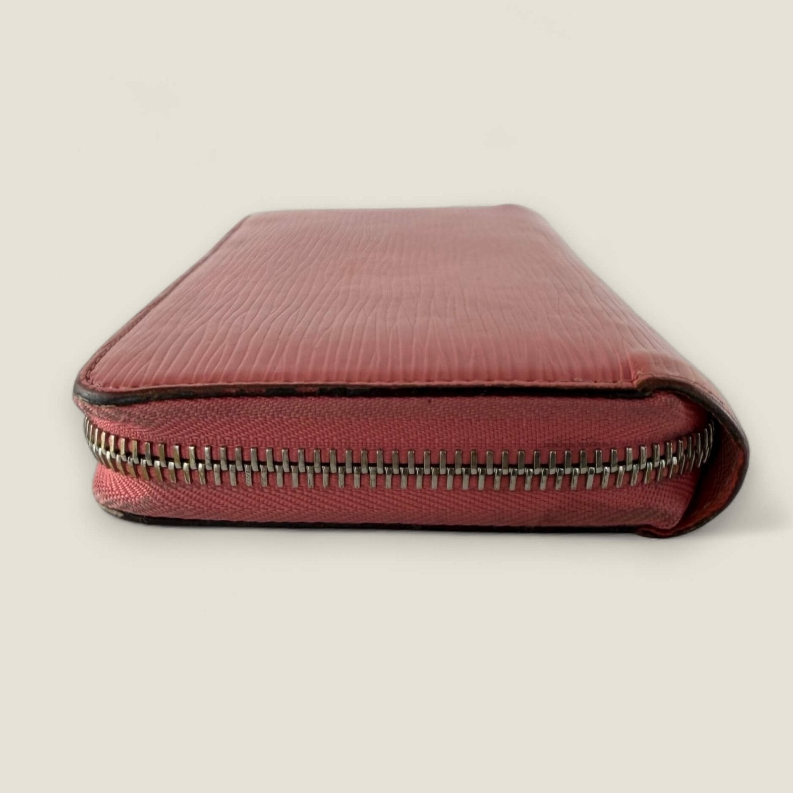 zijkant authentieke tweedehands Louis Vuitton portemonnee