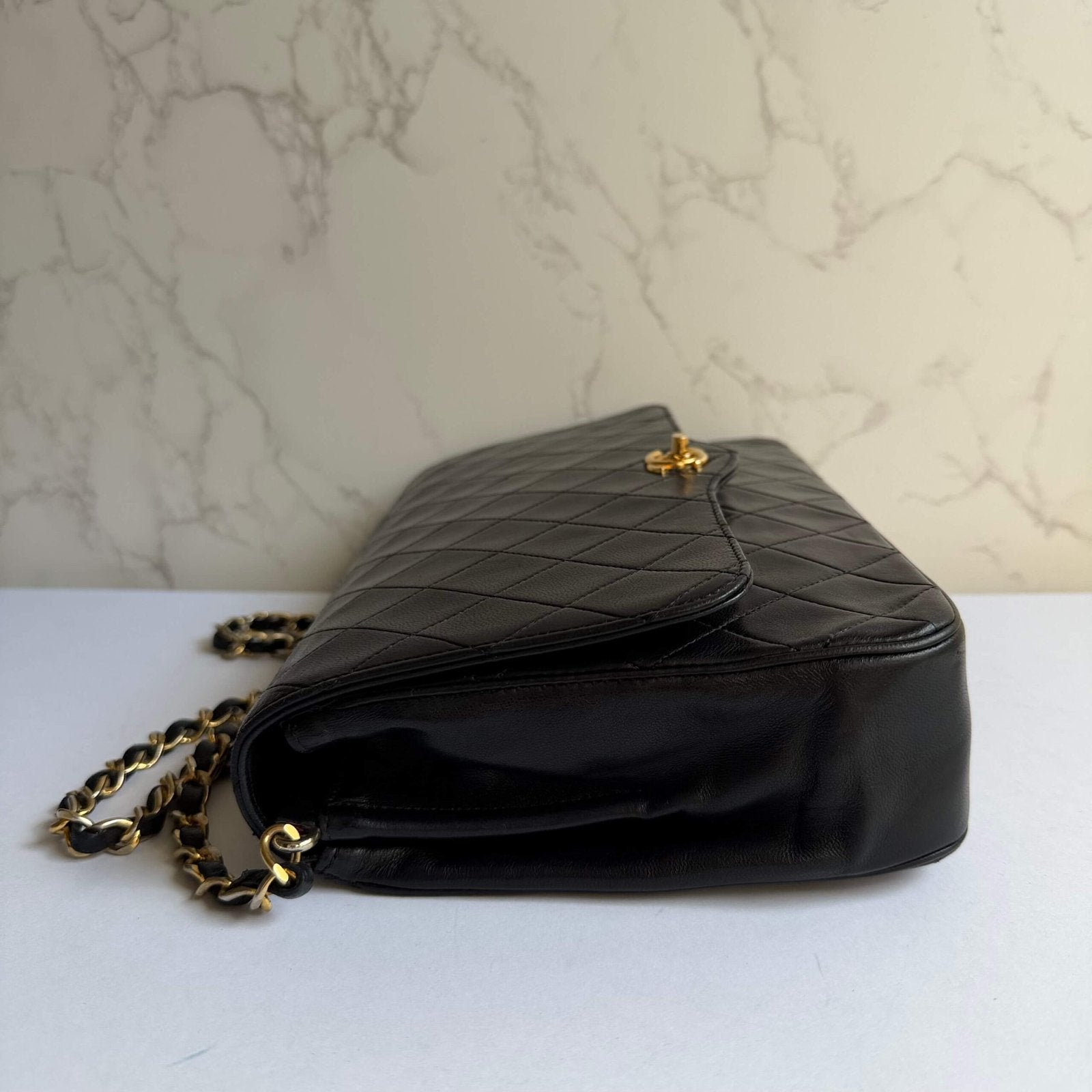 zijkant authentieke vintage Chanel tas 1986-1988