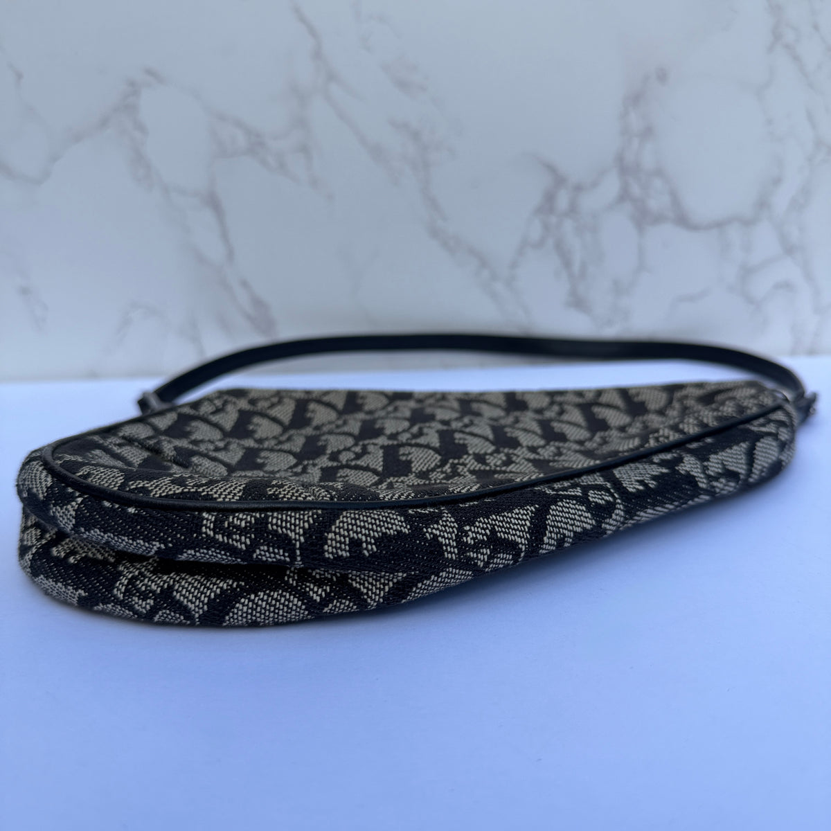 zijkant Christian Dior Diorissimo saddle pochette