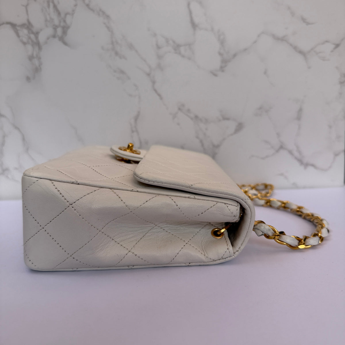 zijkant vintage Chanel flap bag square mini