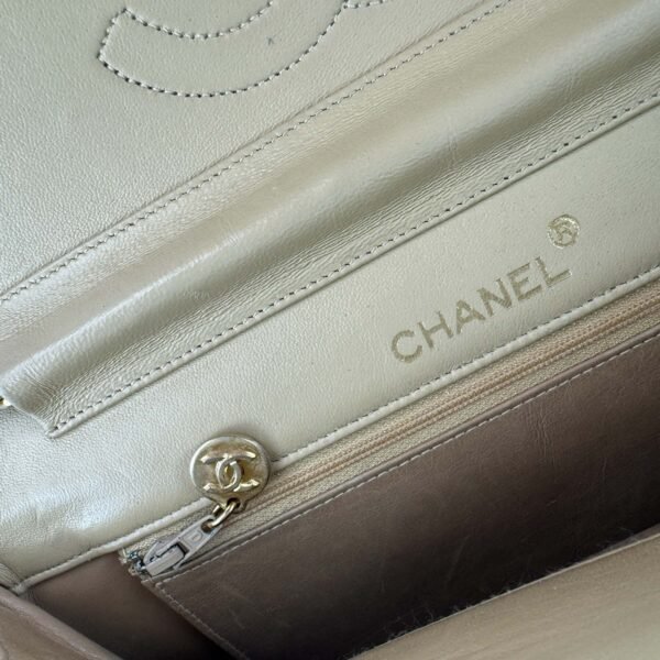 Authentieke tweedehands Chanel handtas met een dubbele flap halve maan model