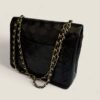 Chanel medium klassieke handtas zwart lamsleer met gouden details tweedehands