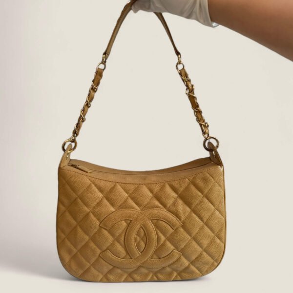 Chanel tweedehands schoudertas klassiek model CC logo beige caviar leer