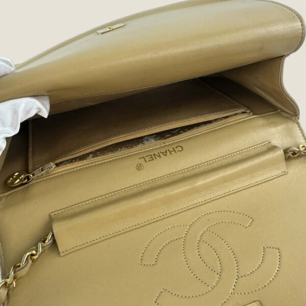 Gedragen Chanel tas uit de Jaren 80 beige lamsleder met gouden hardware